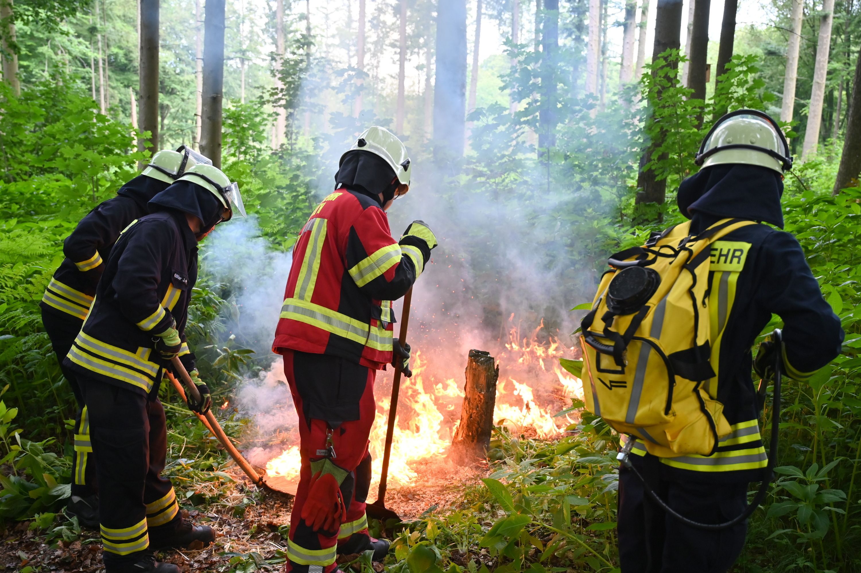 Mit echtem Feuer haben Feuerwehrleute den Kampf gegen Wald- und Flächenbrände in Leichlingen trainiert.