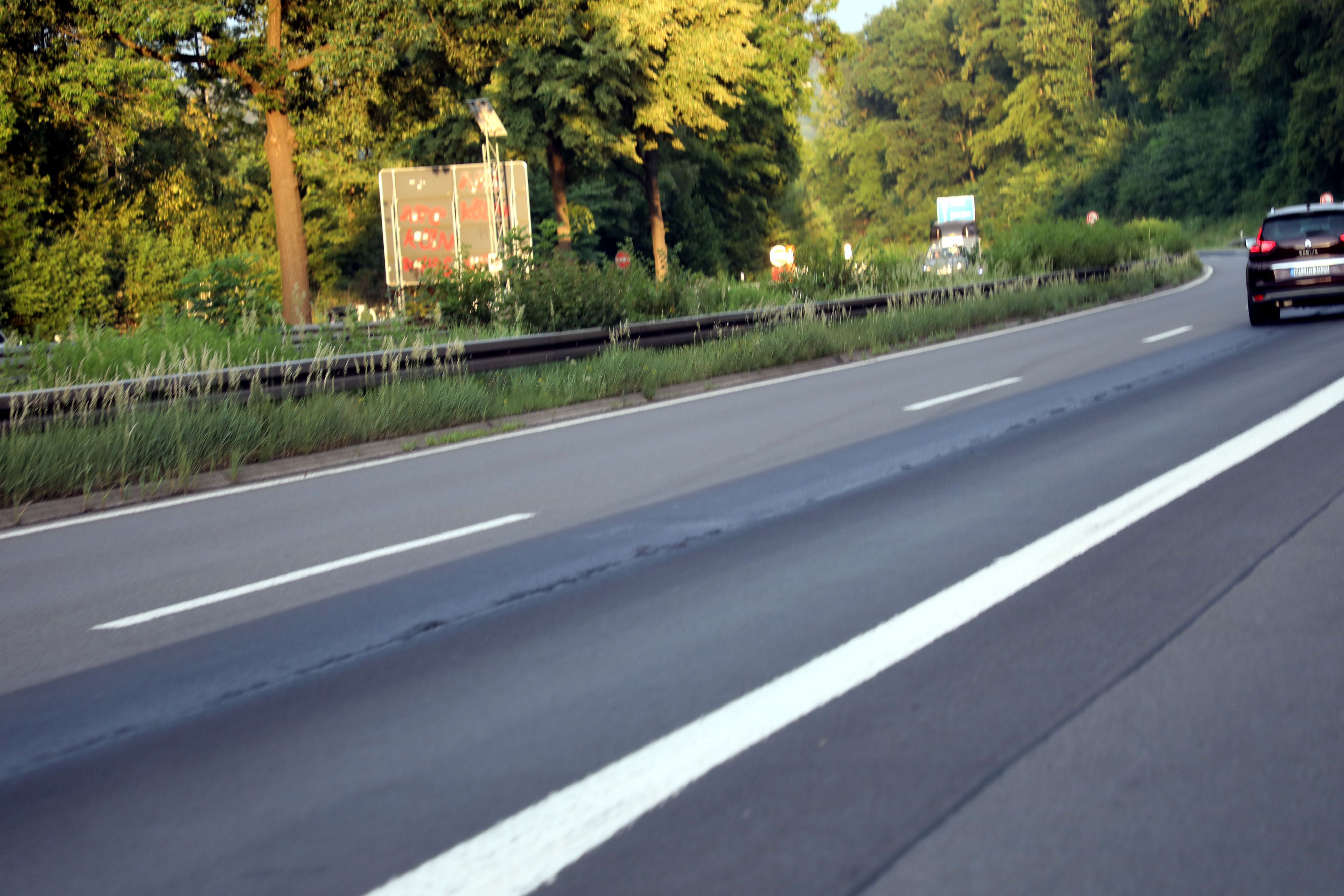 Die Kante zwischen den zwei Asphaltbahnen auf der A4 zwischen Bensberg und Untereschbach reißt weiter auf.