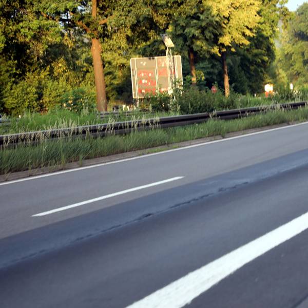 Auf der rechten Fahrbahn der A4 zwischen Moitzfeld und Untereschbach ist nach den Hitzetagen ein Riss entstanden.