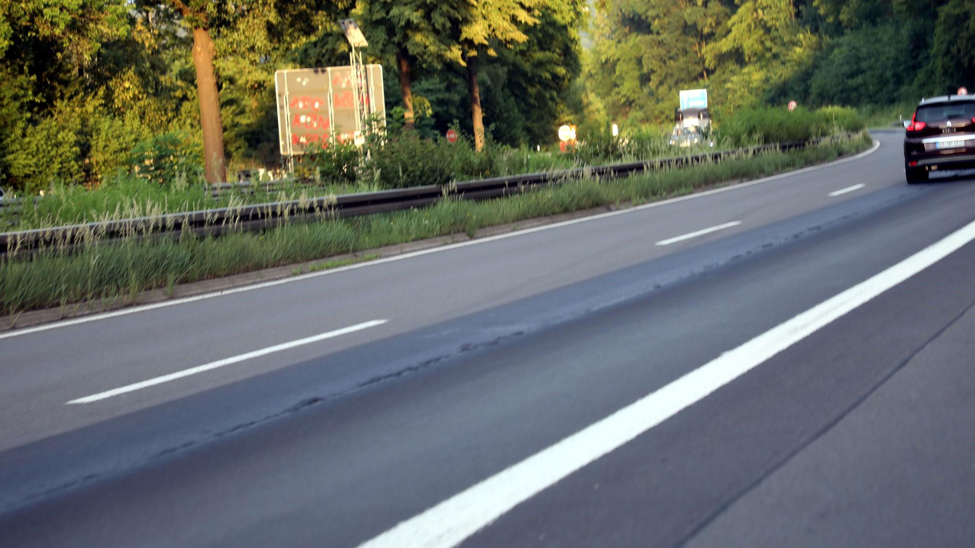 Die Kante zwischen den zwei Asphaltbahnen auf der A4 zwischen Bensberg und Untereschbach reißt weiter auf.
