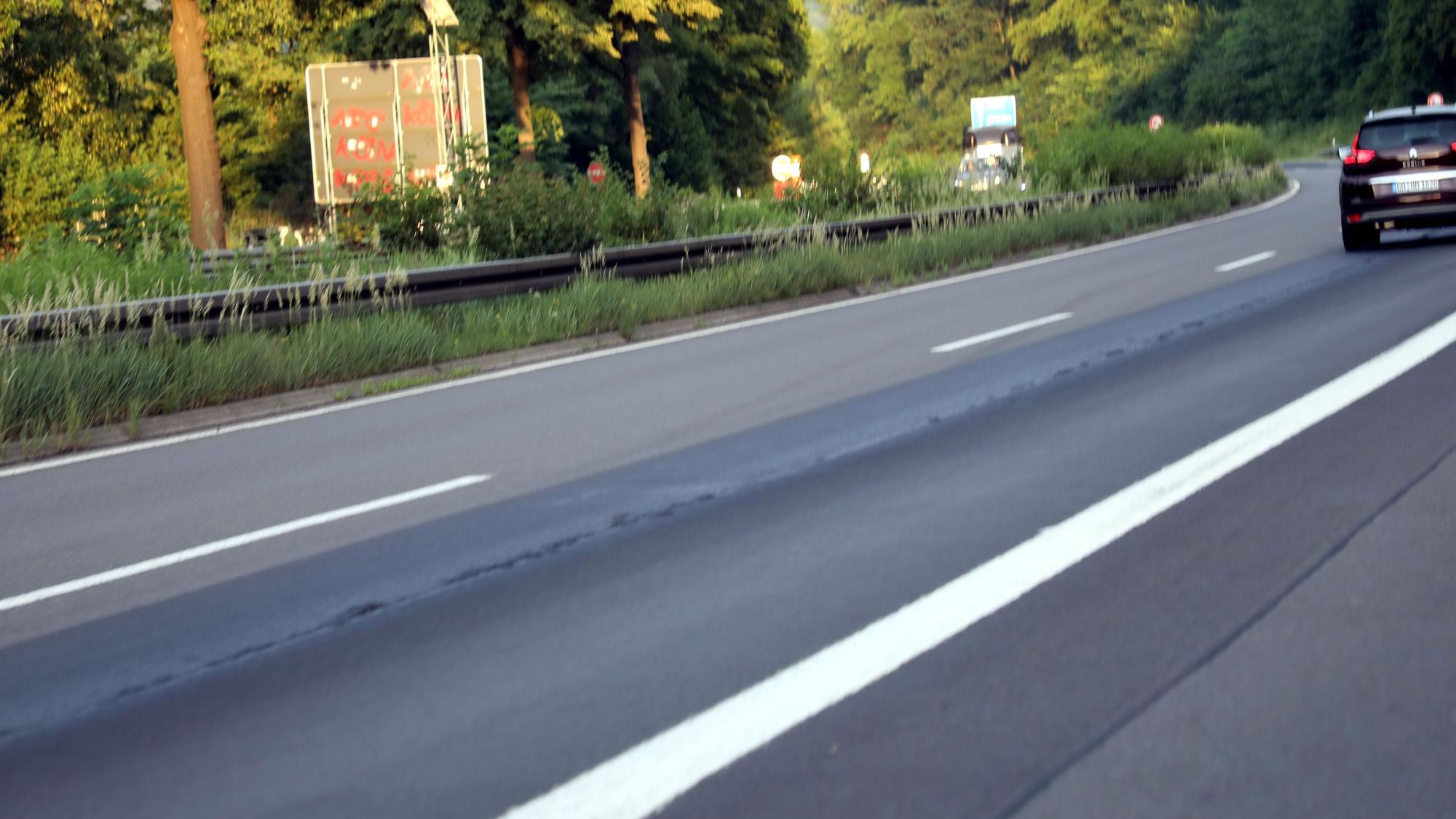 Auf der rechten Fahrbahn der A4 zwischen Moitzfeld und Untereschbach ist nach den Hitzetagen ein Riss entstanden.