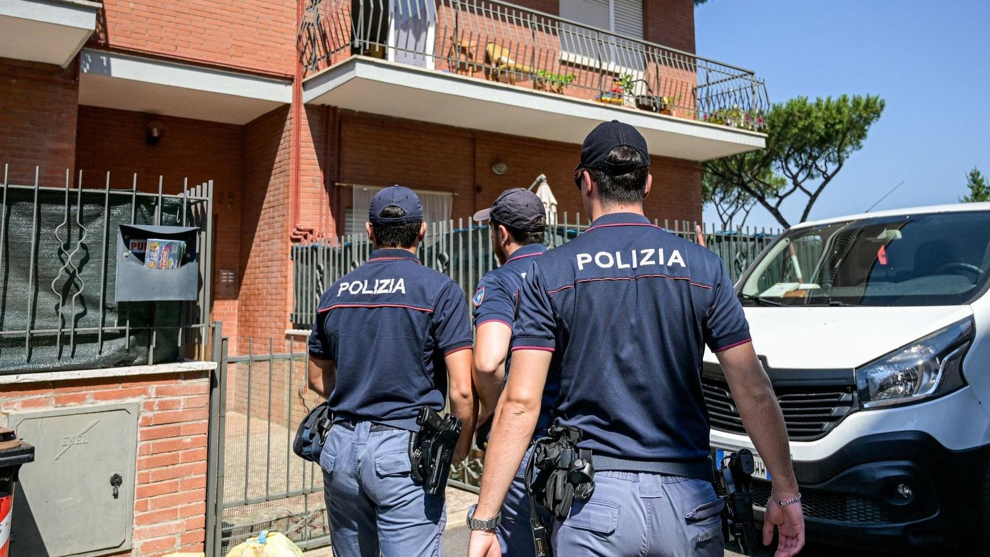 Nach dem Mord an einem Ehepaar und ihrer kleinen Tochter in Rom fahndet die italienische Polizei nach einem Verdächtigen, bei dem es sich um einen Bekannten der Familie handeln soll.