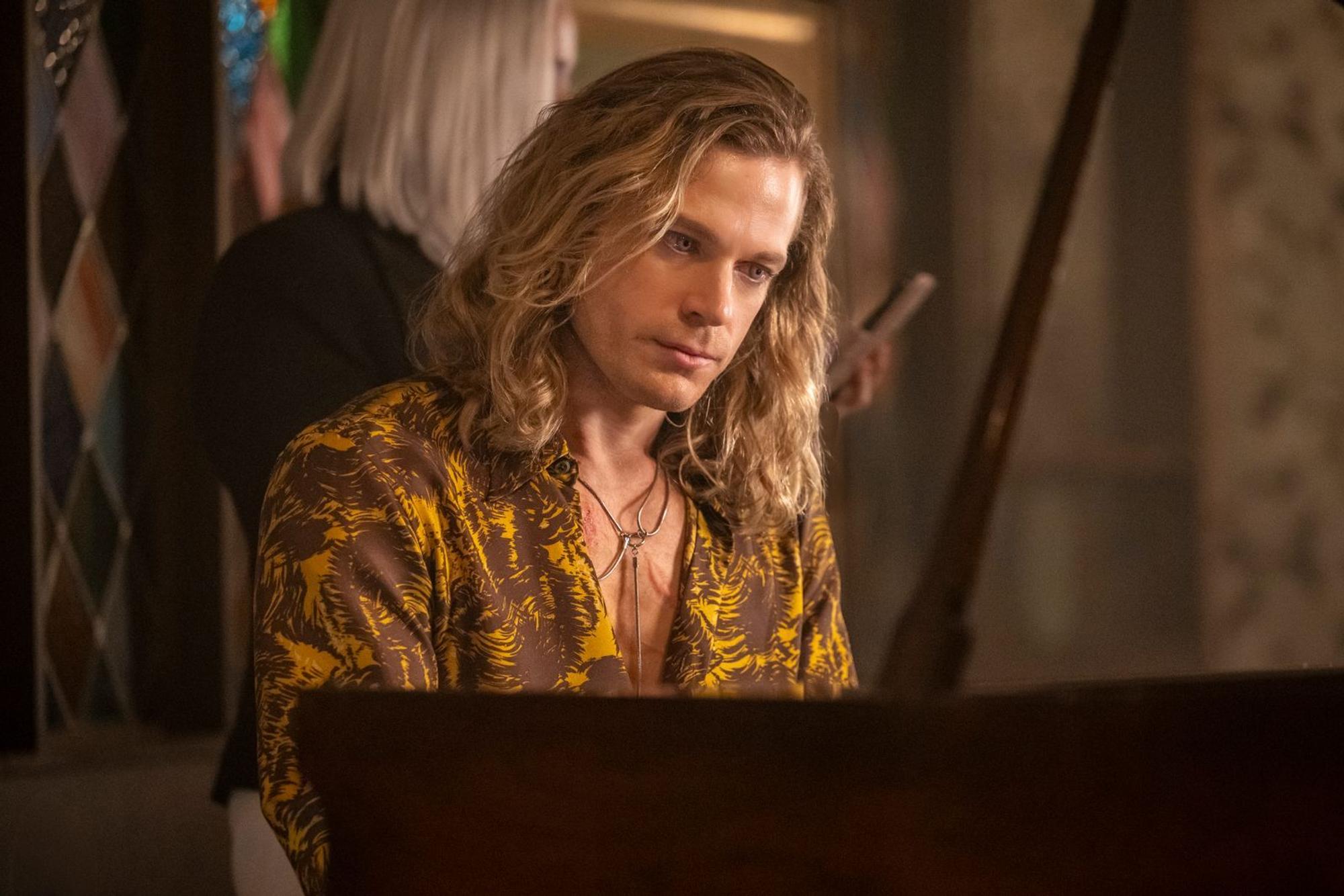 Lestat (Sam Reid) erinnert sich an seine Sterblichkeit als ungeliebter dritter Sohn eines französischen Provinz-Aristokraten. (Bild: 2026 Vampire Chronicles Productions LLC)