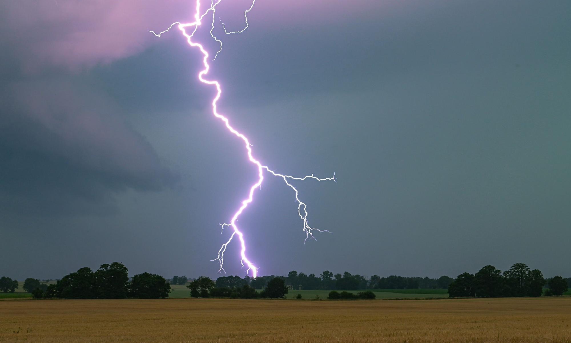 Ein Blitz leuchtet über einer Landschaft auf. In der Nacht drohen Unwetter. (Archivbild)