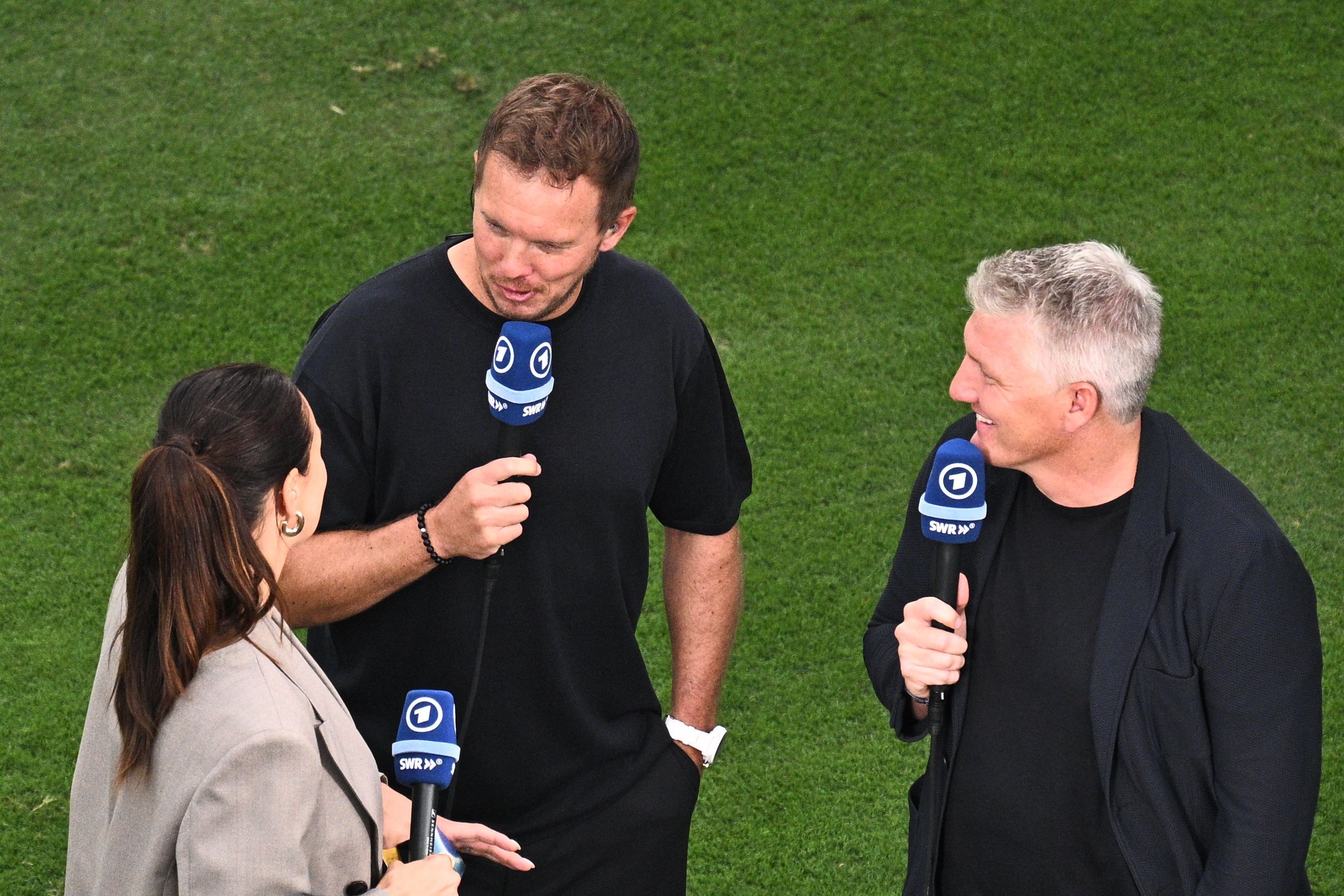 Bundestrainer Julian Nagelsmann (M.) spricht im Interview mit ARD-Moderatorin Esther Sedlaczek (l.) und TV-Experte Bastian Schweinsteiger. (Archivbild)