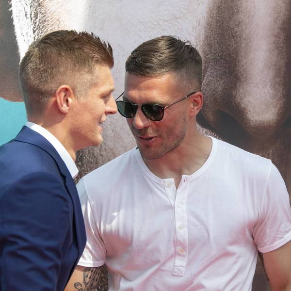 Lukas Podolski (r.) und Toni Kroos begrüßen sich.