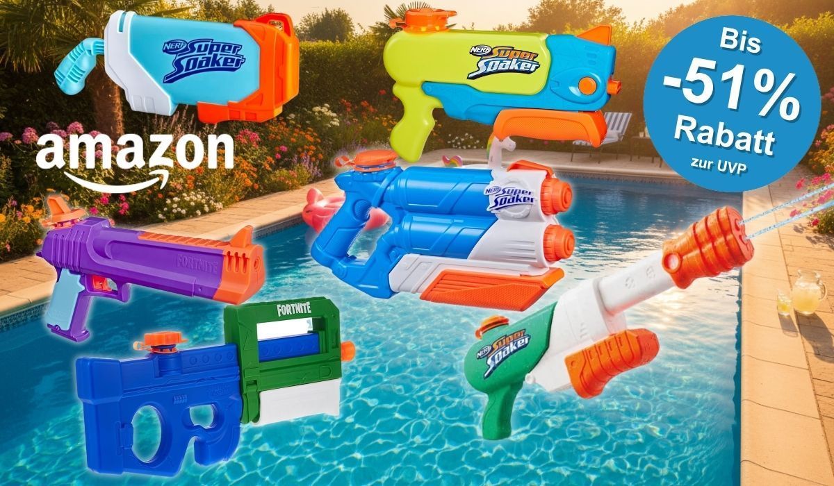 Swimmingpool mit Luftmatratzen an einem sonnigen Tag, davor mehrere Super Soaker Wasserpistolen und Wasserblaster-Modelle darunter Fortnite-Editionen.