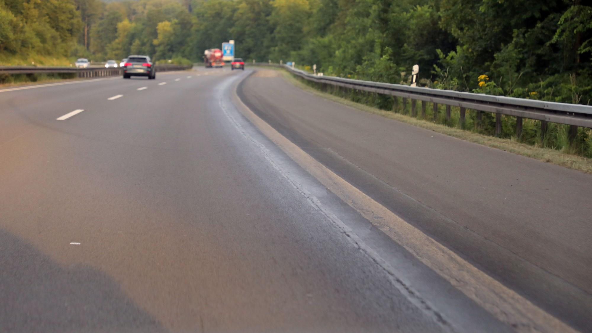 Zwischen Untereschbach und Overath reißt auf der A4 eine Fuge zwischen zwei Asphaltbahnen auf.