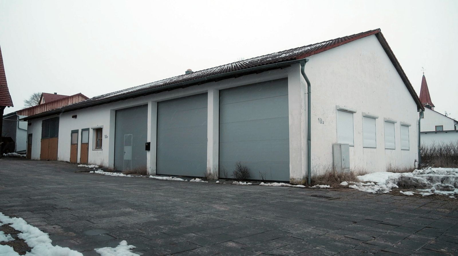 Die Spur führte die Ermittler unter anderem zu einer Lagerhalle, etwa 40 Kilometer entfernt von Nürnberg. (Bild:  HR/Timeline TV/David Kar)