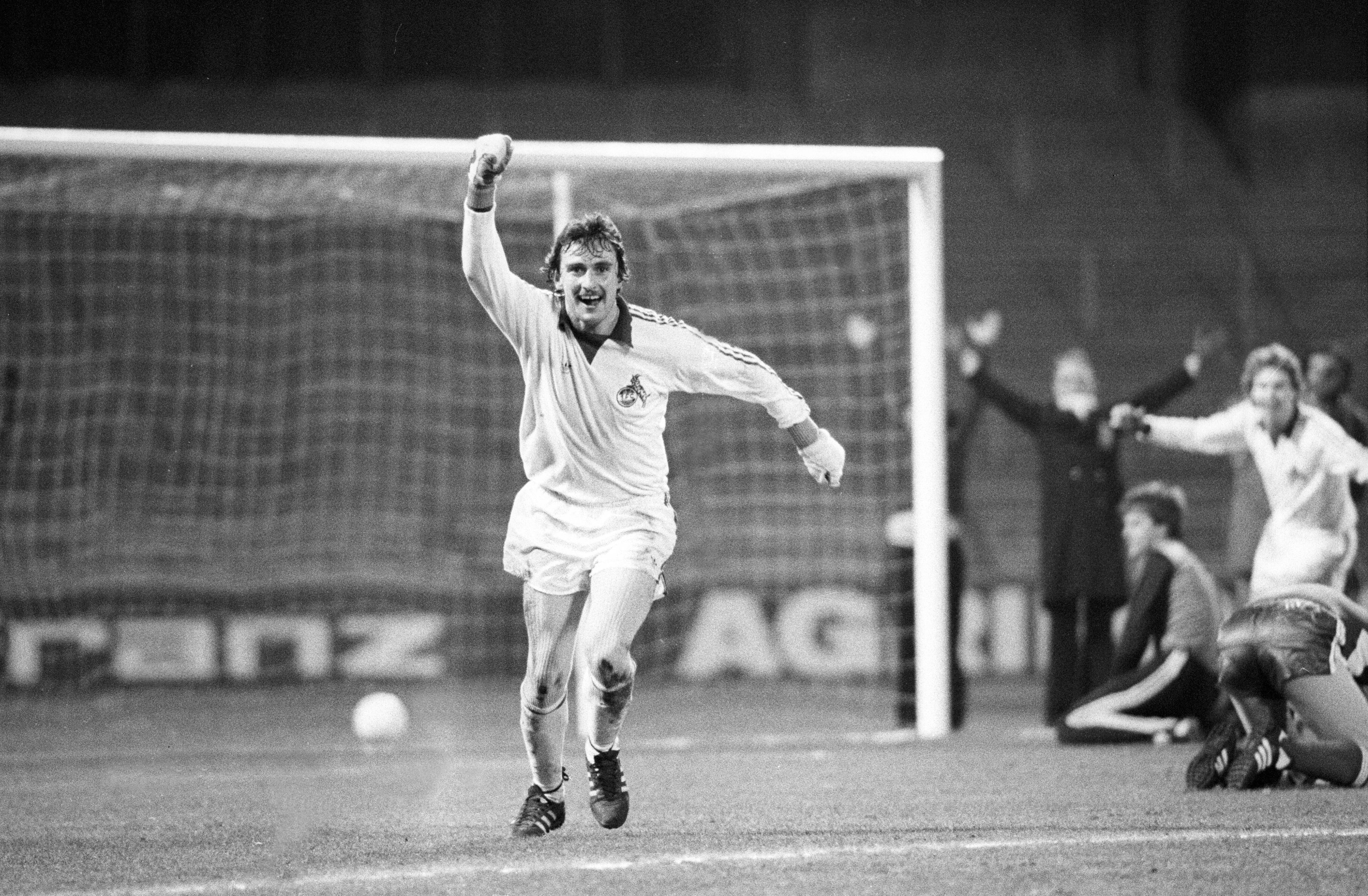 Dieter Müller jubelt beim Rückspiel im Achtelfinale des Uefa-Pokals im Müngersdorfer Stadion.