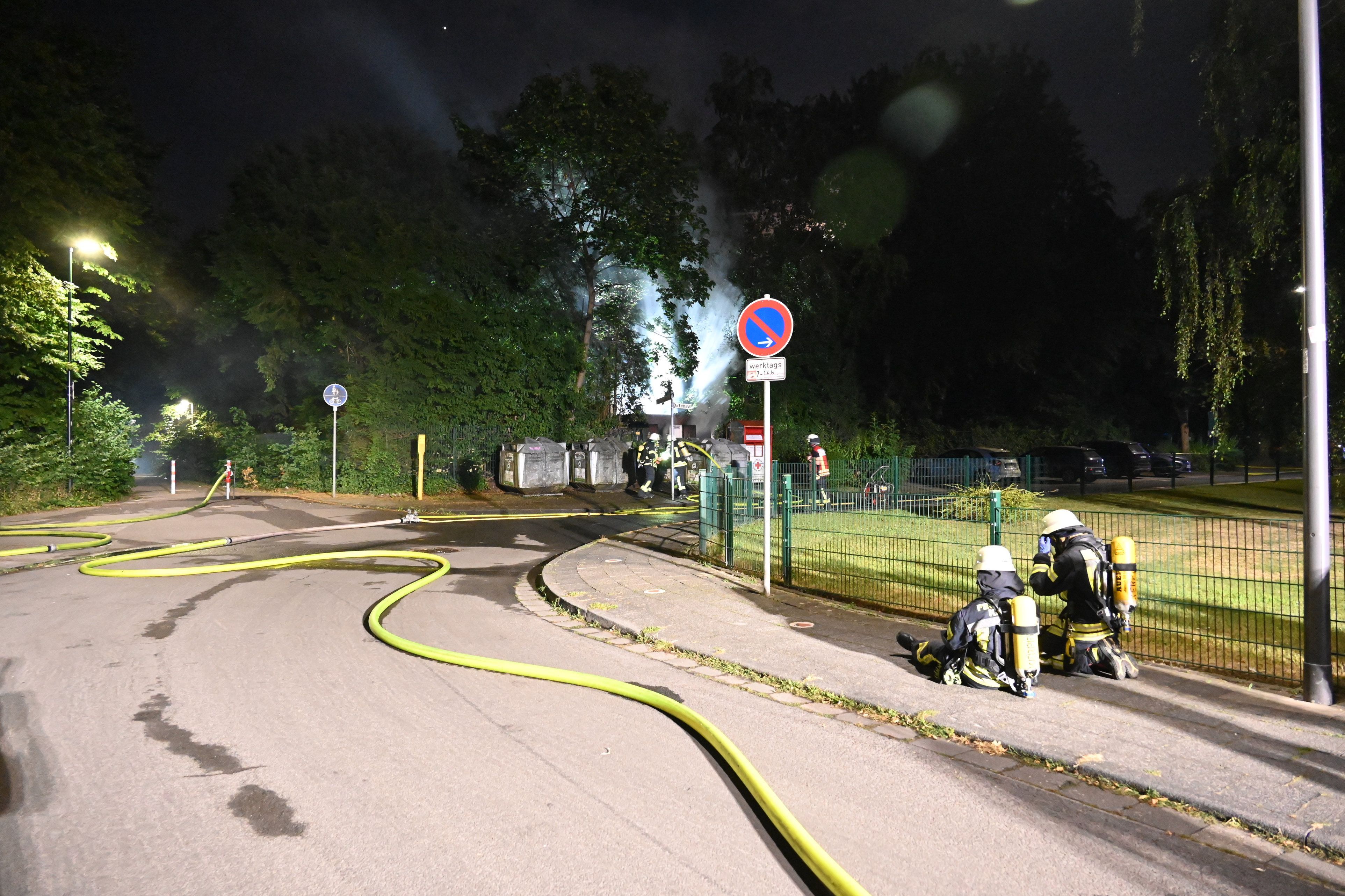 Zu sehen sind Feuerwehrleute, die eine brennende Trafo-Station löschen.