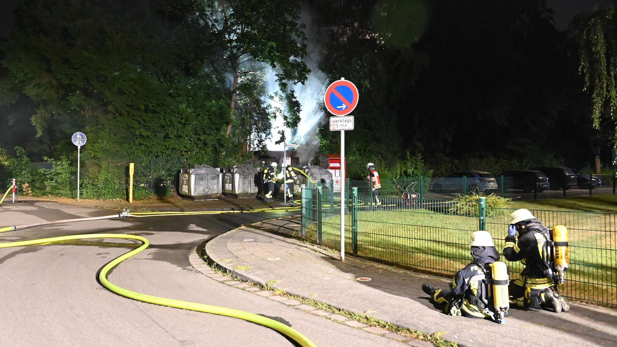 Zu sehen sind Feuerwehrleute, die in der Nacht eine Trafostation löschen.