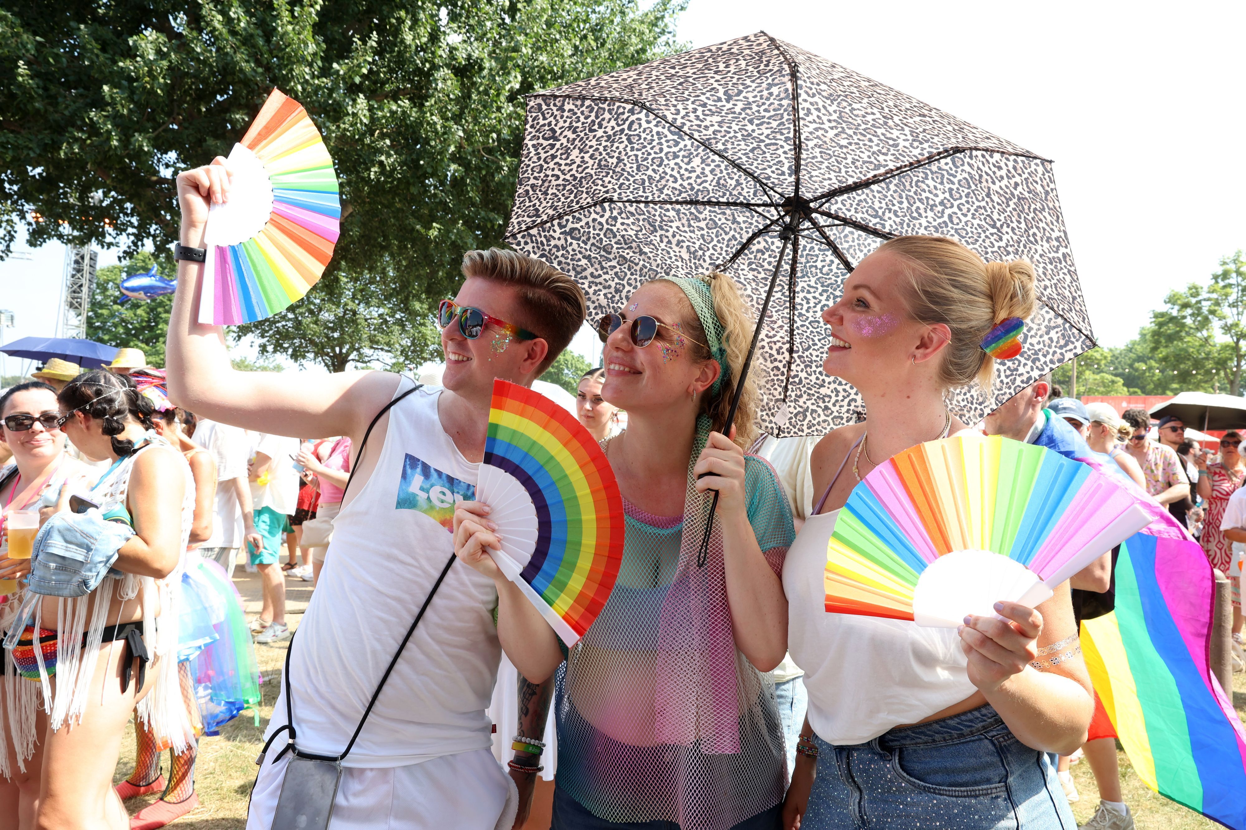 Menschen beim Rainbow-Festival am Fühlinger See.