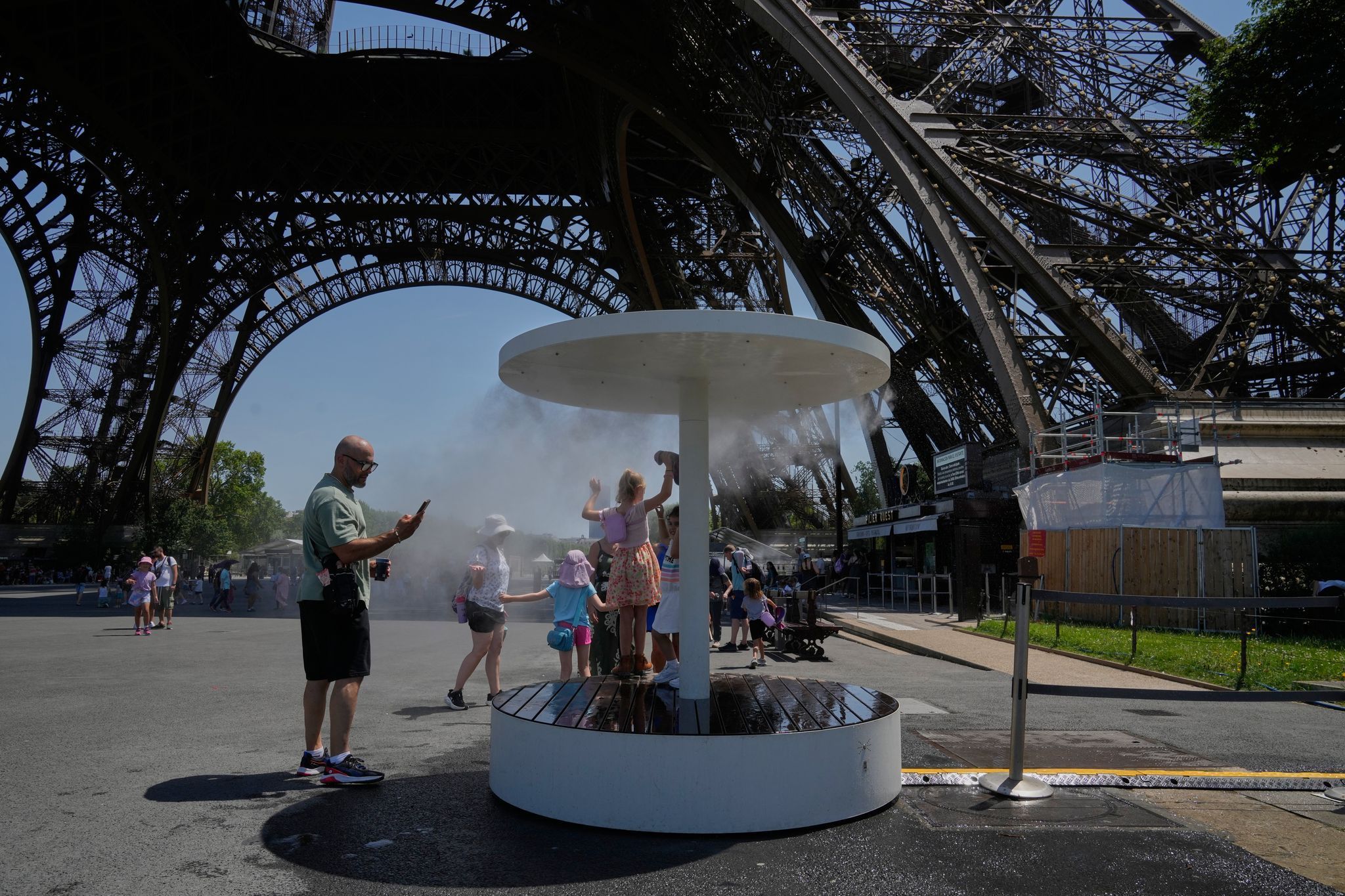 An zahlreichen Orten in Paris bieten Wasserspender und Sprühnebelduschen etwas Erfrischung. (Archivbild)