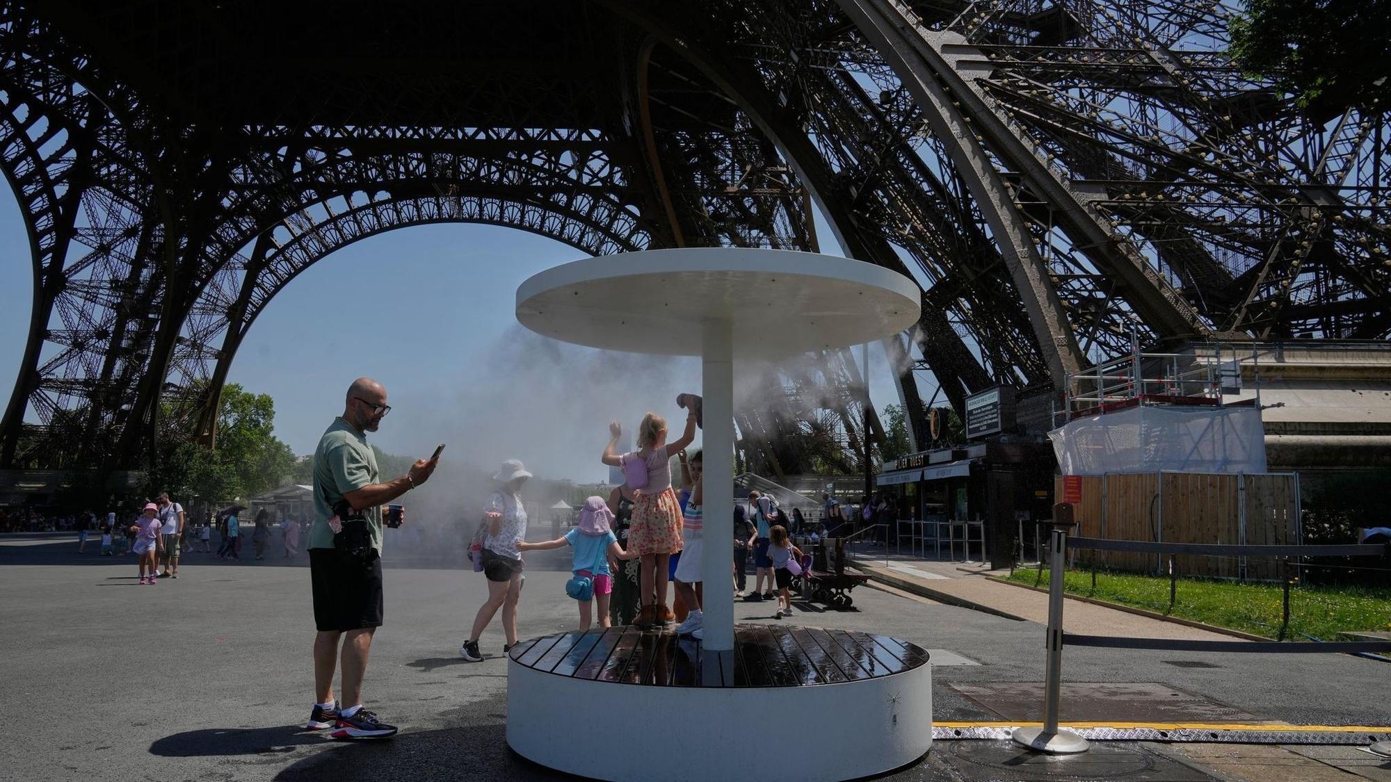 An zahlreichen Orten in Paris bieten Wasserspender und Sprühnebelduschen etwas Erfrischung. (Archivbild)