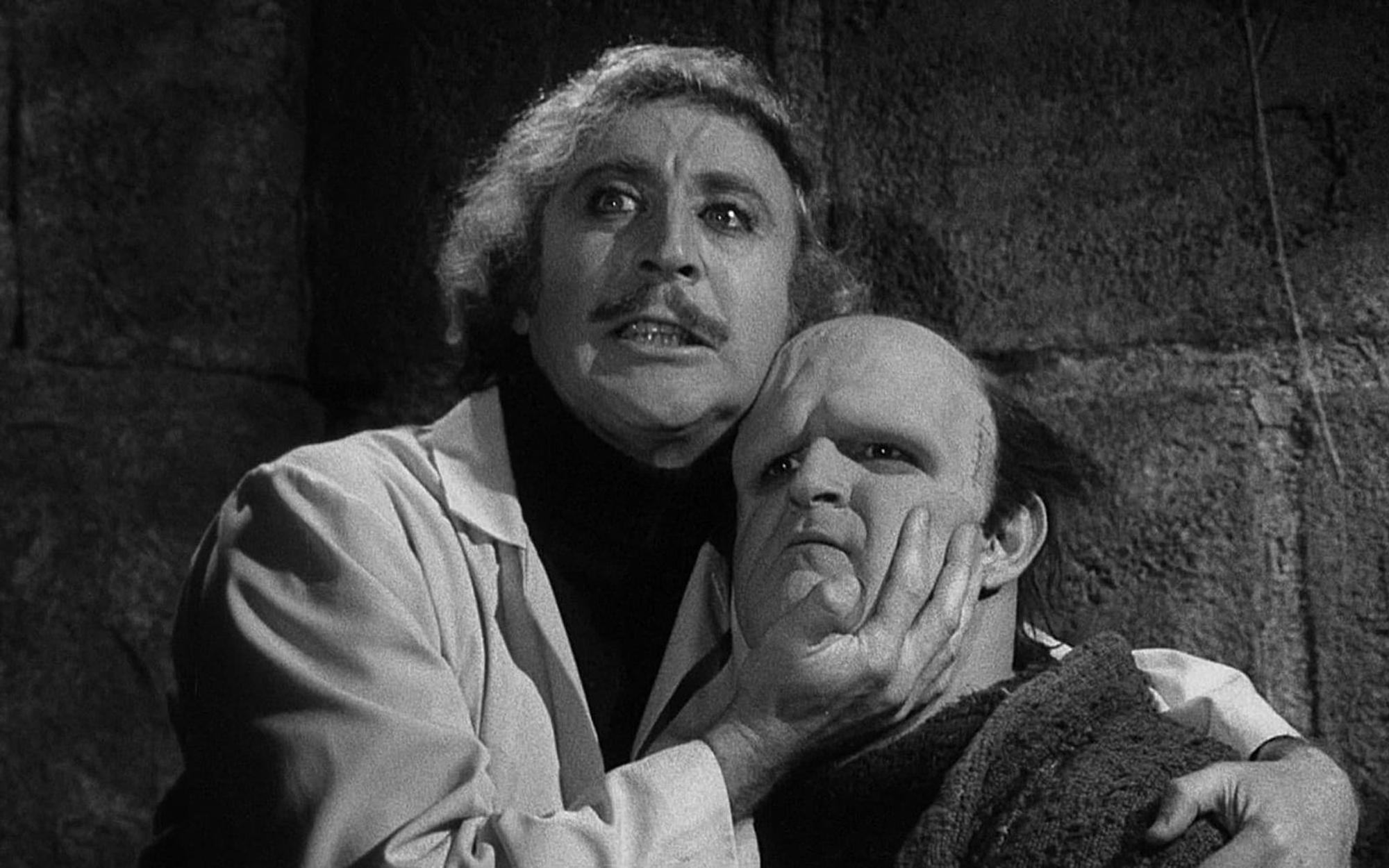 Dr. Frederick Frankenstein (Gene Wilder, links), pardon: Fronkenstein mit seiner Schöpfung, dem Monster (Peter Boyle). „Frankenstein Junior“ ist der dritte und letzte Film, den Mel Brooks und sein kongenialer Partner Wilder gedreht haben. (Bild: 20th Century Studios)