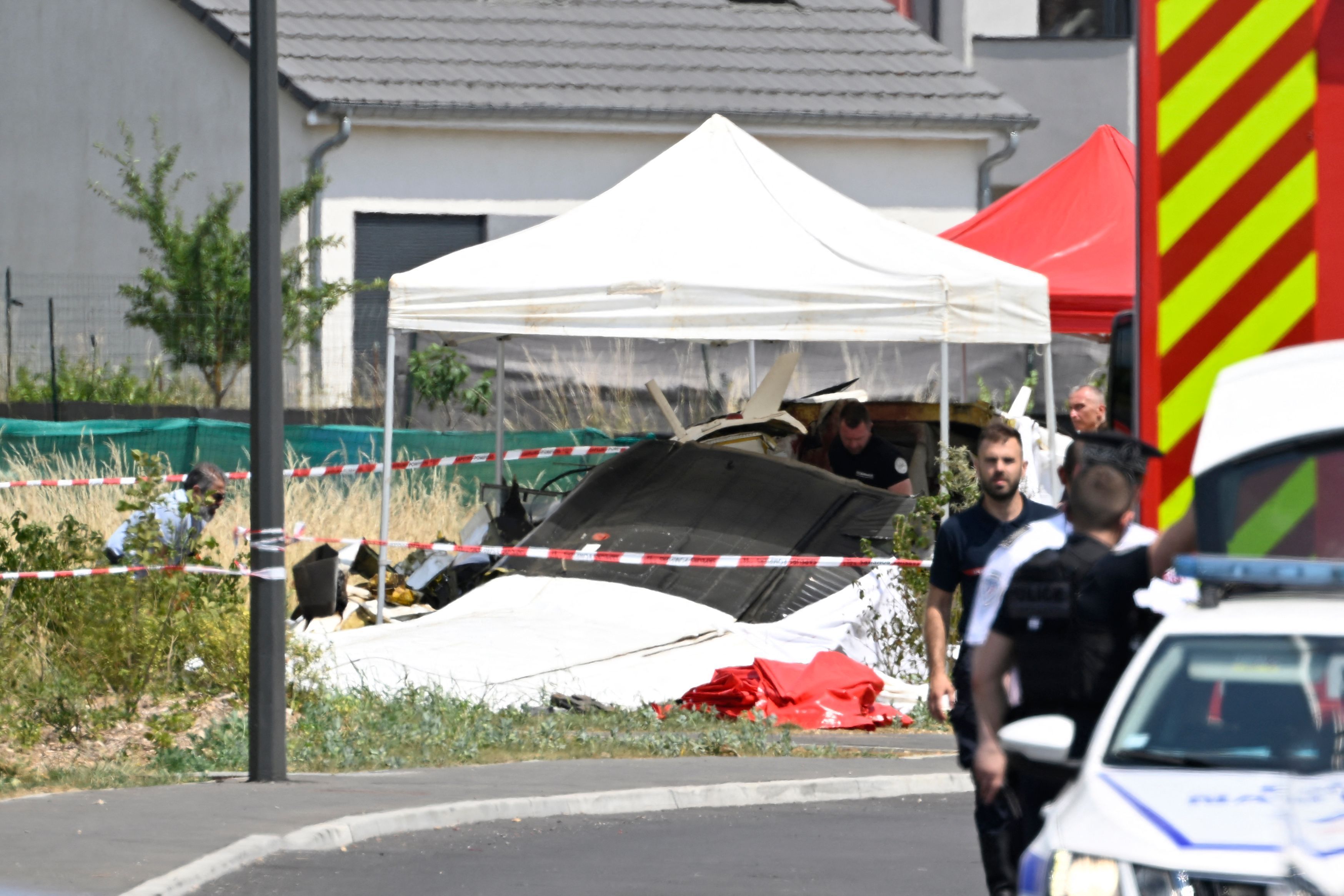 Beim Absturz eines zivilen Flugzeugs in Frankreich sind elf Menschen ums Leben gekommen.