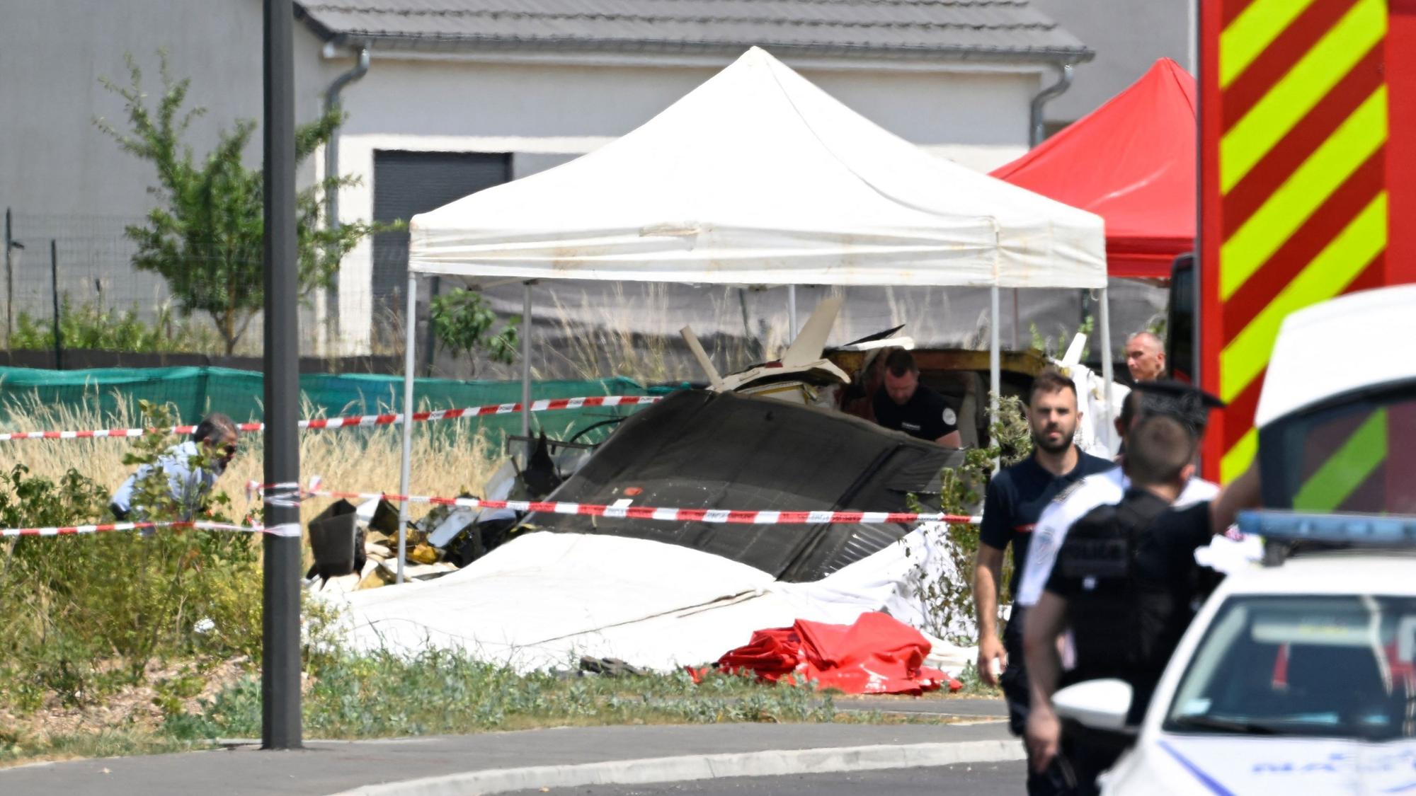 Beim Absturz eines zivilen Flugzeugs in Frankreich sind elf Menschen ums Leben gekommen.