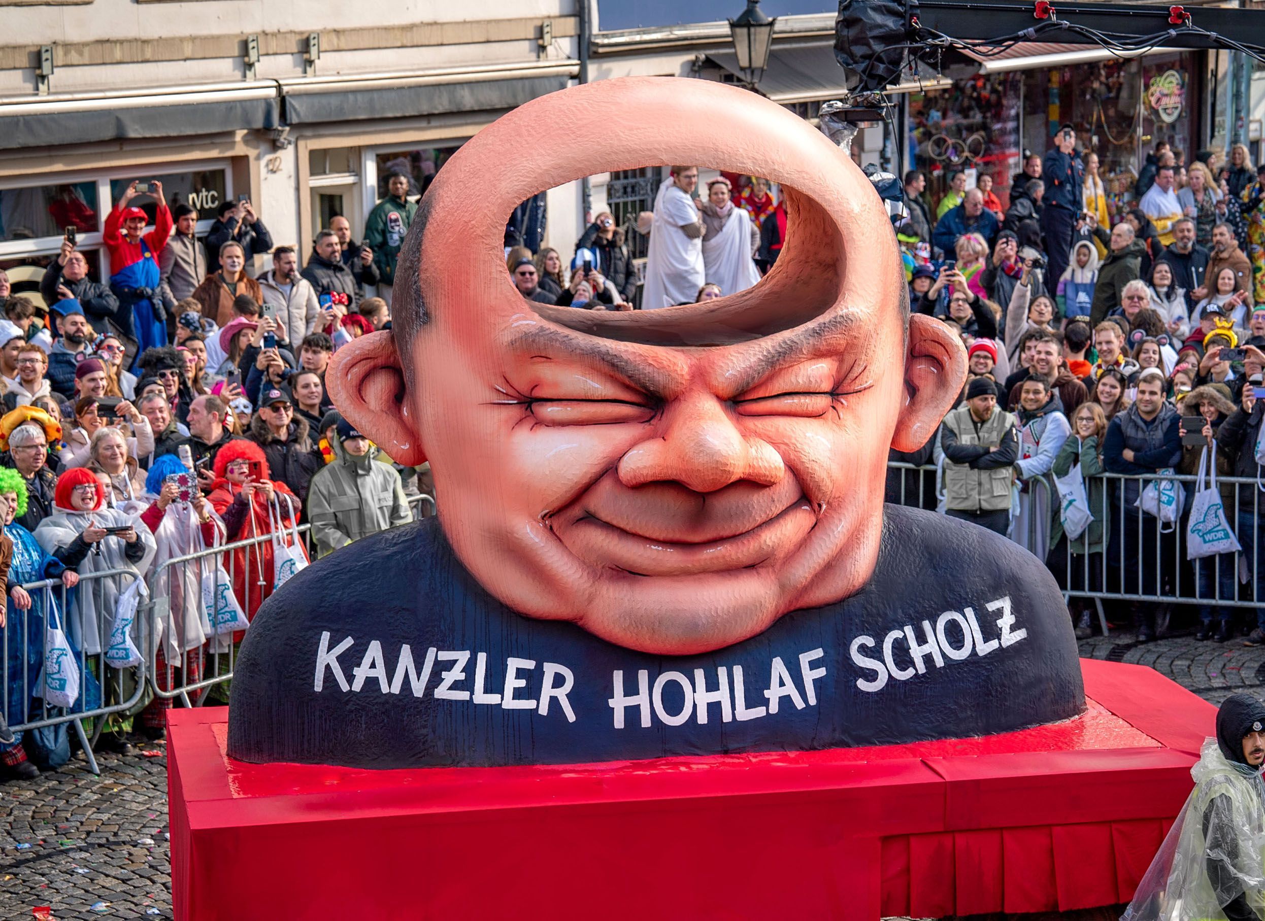 Diesen Wagen widmete Jacques Tilly dem damaligen Bundeskanzler Olaf Scholz