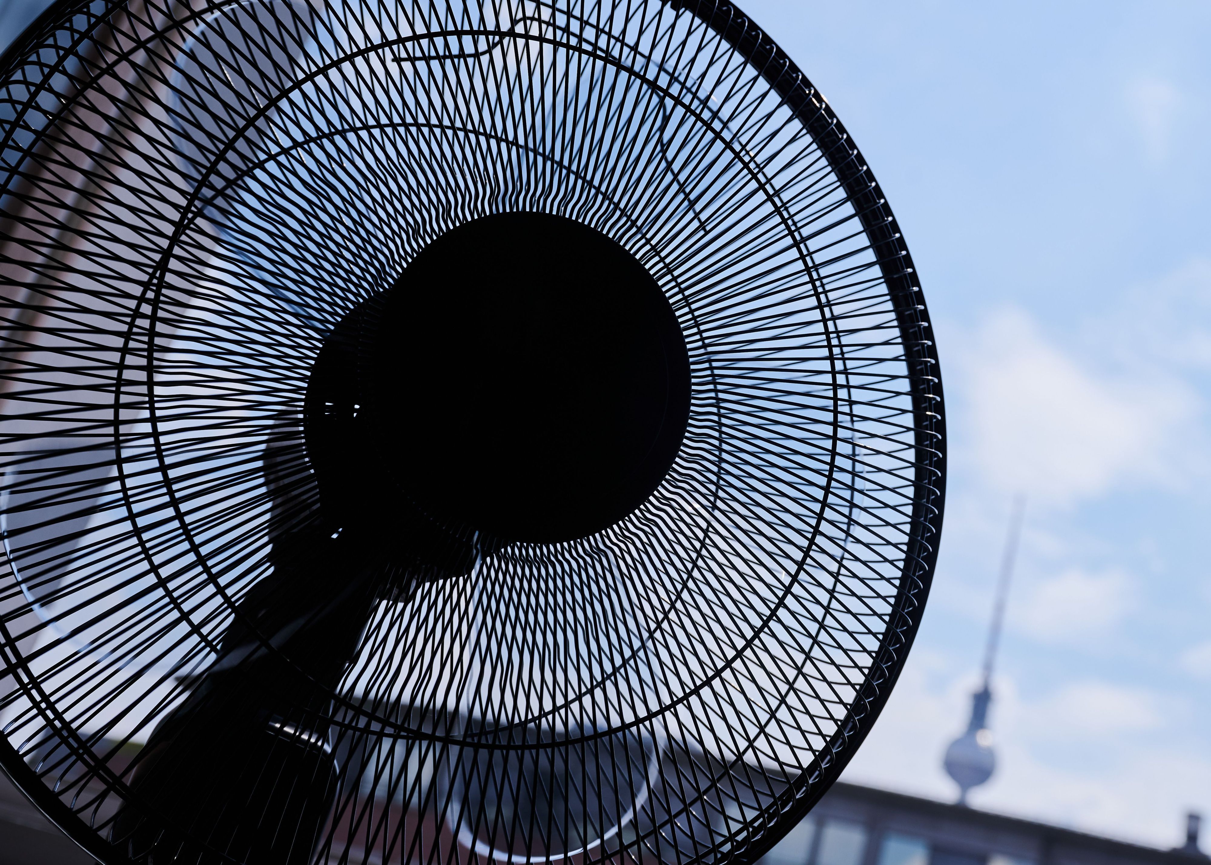 Ein Ventilator kann für Luftzug im heißen Wohnraum sorgen, und das fühlt sich angenehmer an. (Archivbild)