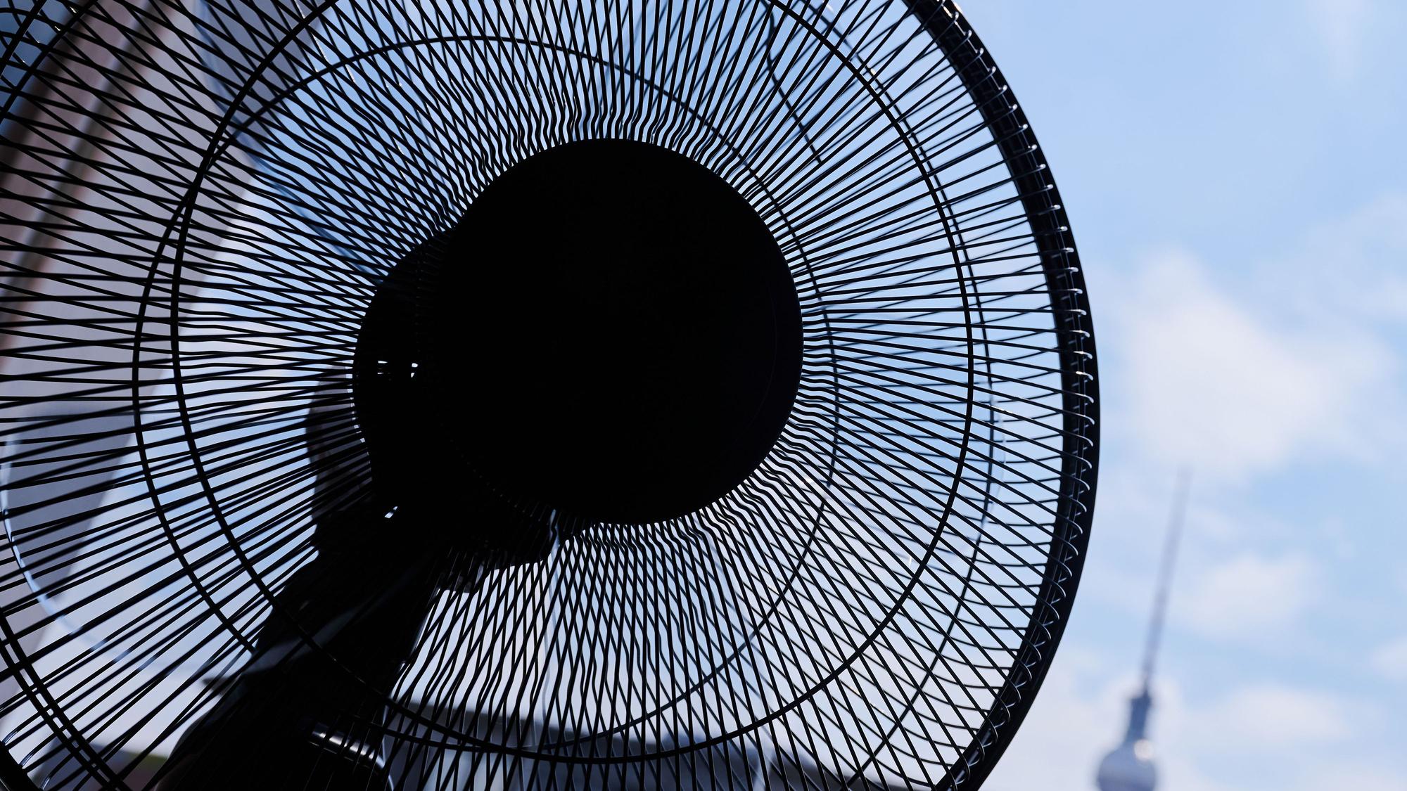Ein Ventilator kann für Luftzug im heißen Wohnraum sorgen, und das fühlt sich angenehmer an. (Archivbild)