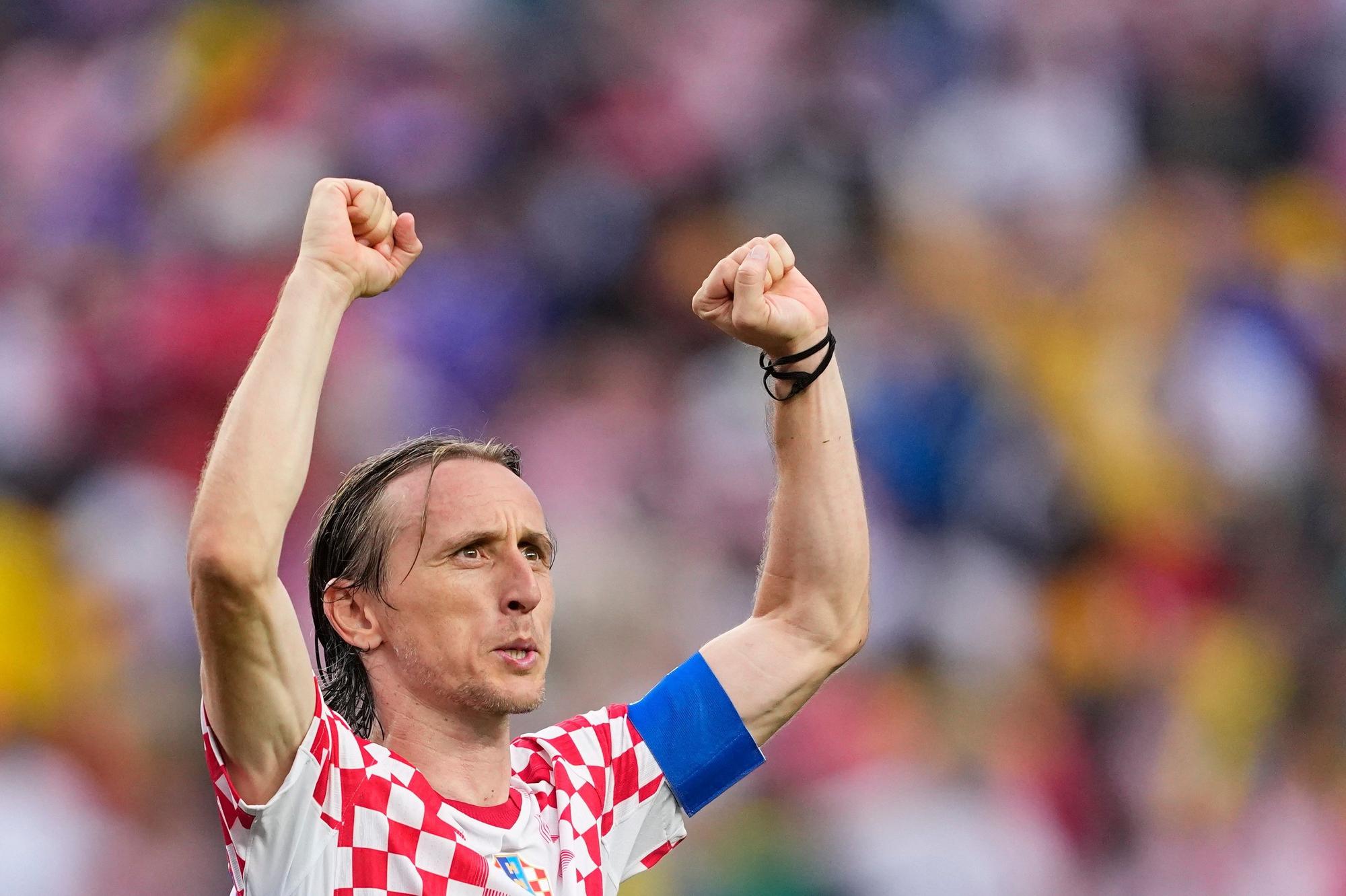 Der Kroate Luka Modric (10) jubelt am Ende des Fußballspiels.