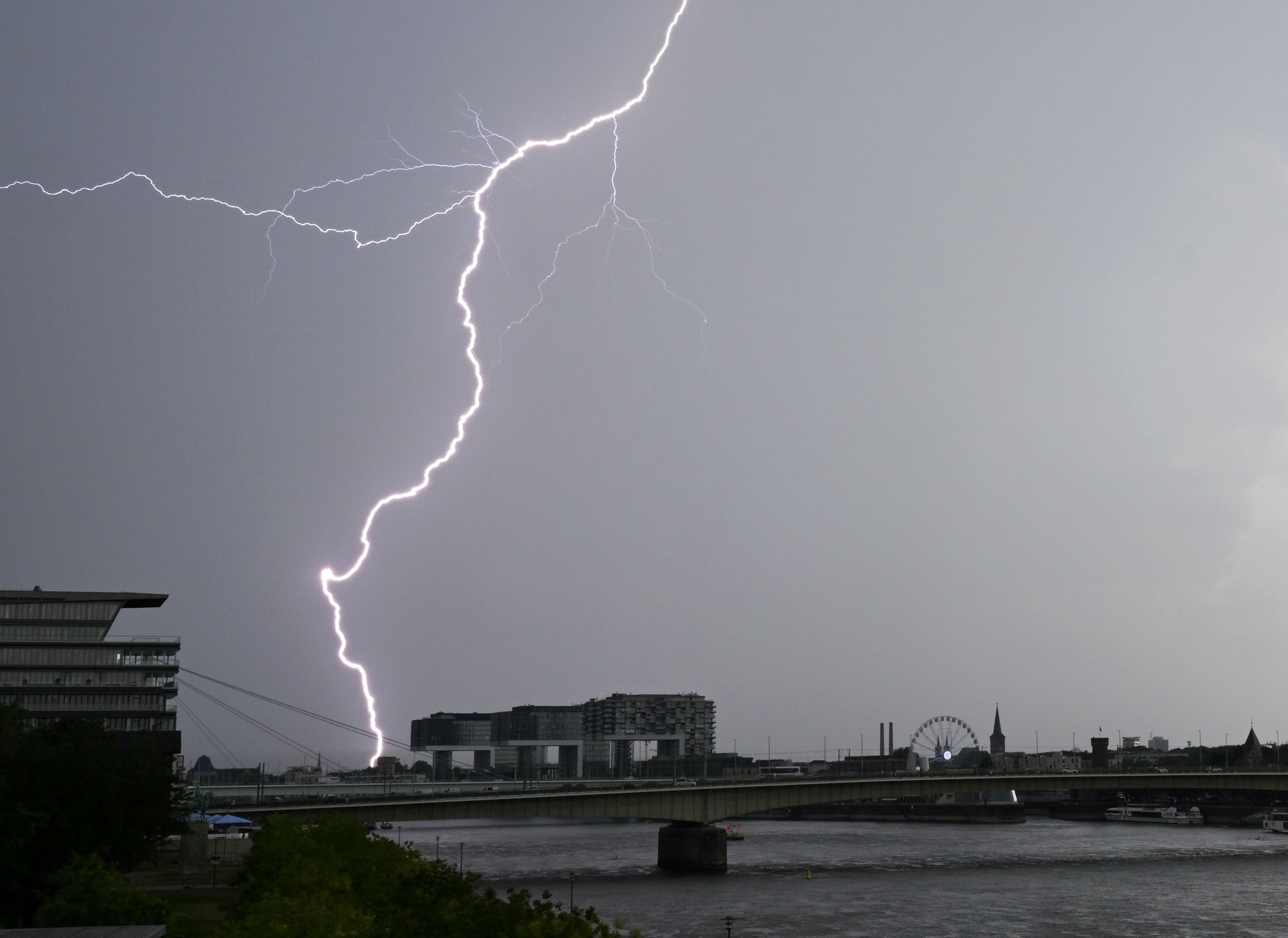 Ein Blitz zuckt über dem Himmel über dem Kölner Süden. Für den Abend sind Gewitter angekündigt.