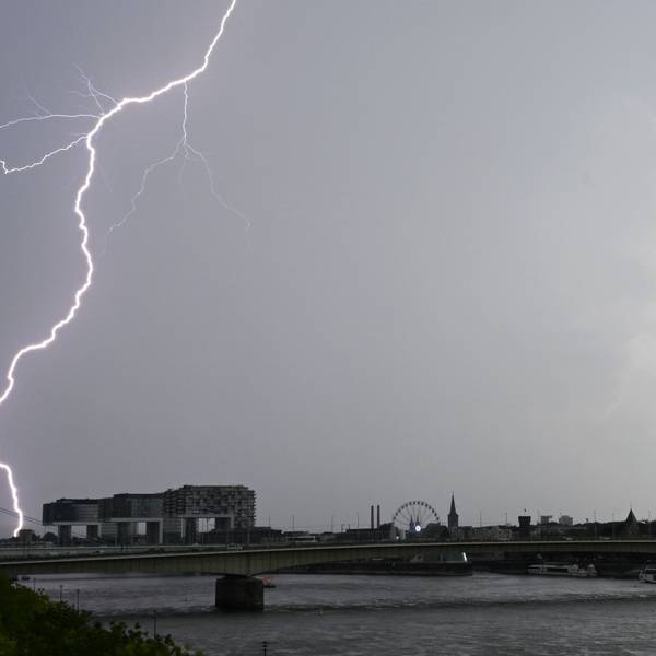 Ein Blitz zuckt über dem Himmel über dem Kölner Süden. Für den Abend sind Gewitter angekündigt.