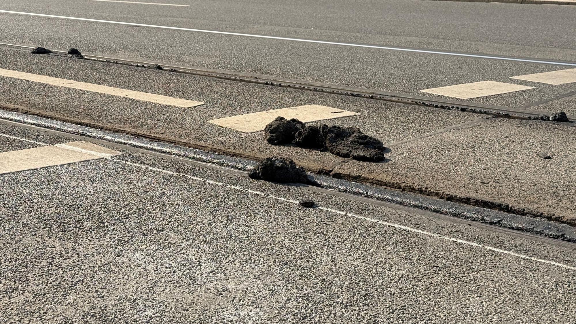 In Nürnberg wurde der Straßenbahnbetrieb eingestellt, weil sich wegen der Hitze der Straßenbelag löst. Es gibt Ersatzverkehr mit Bussen.
