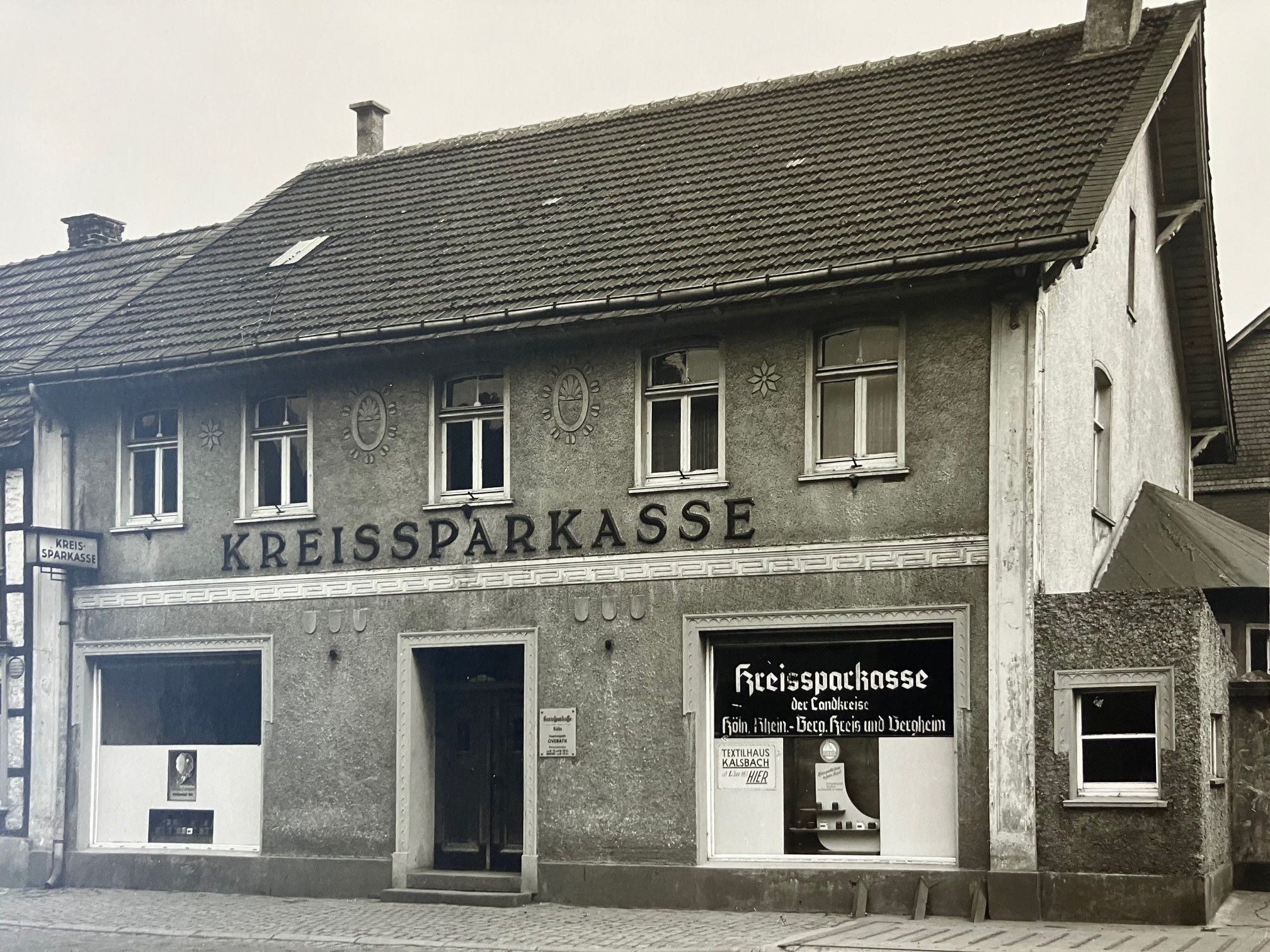 Das Gebäude ist zweistöckig.