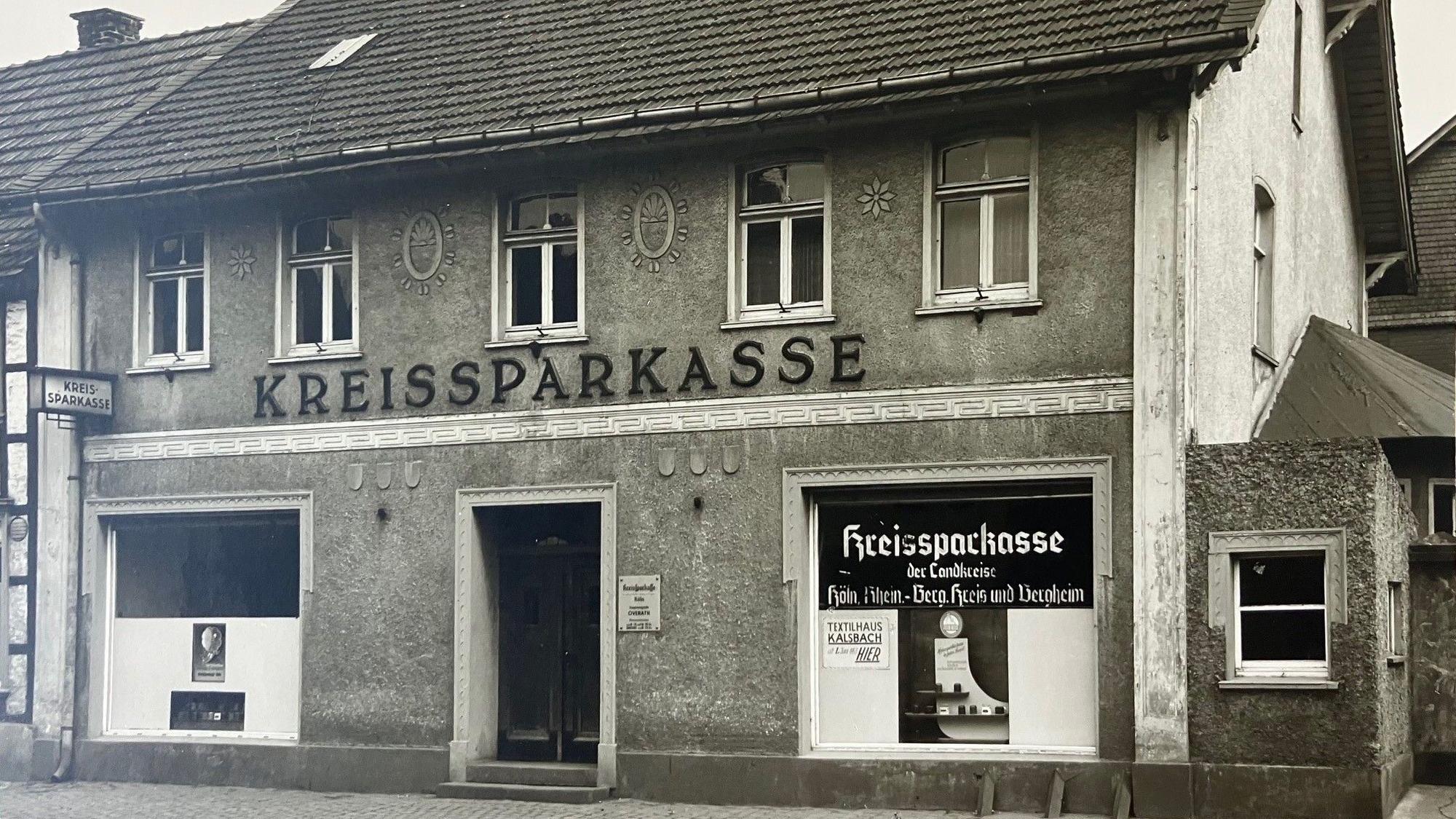 Das Gebäude ist zweistöckig.