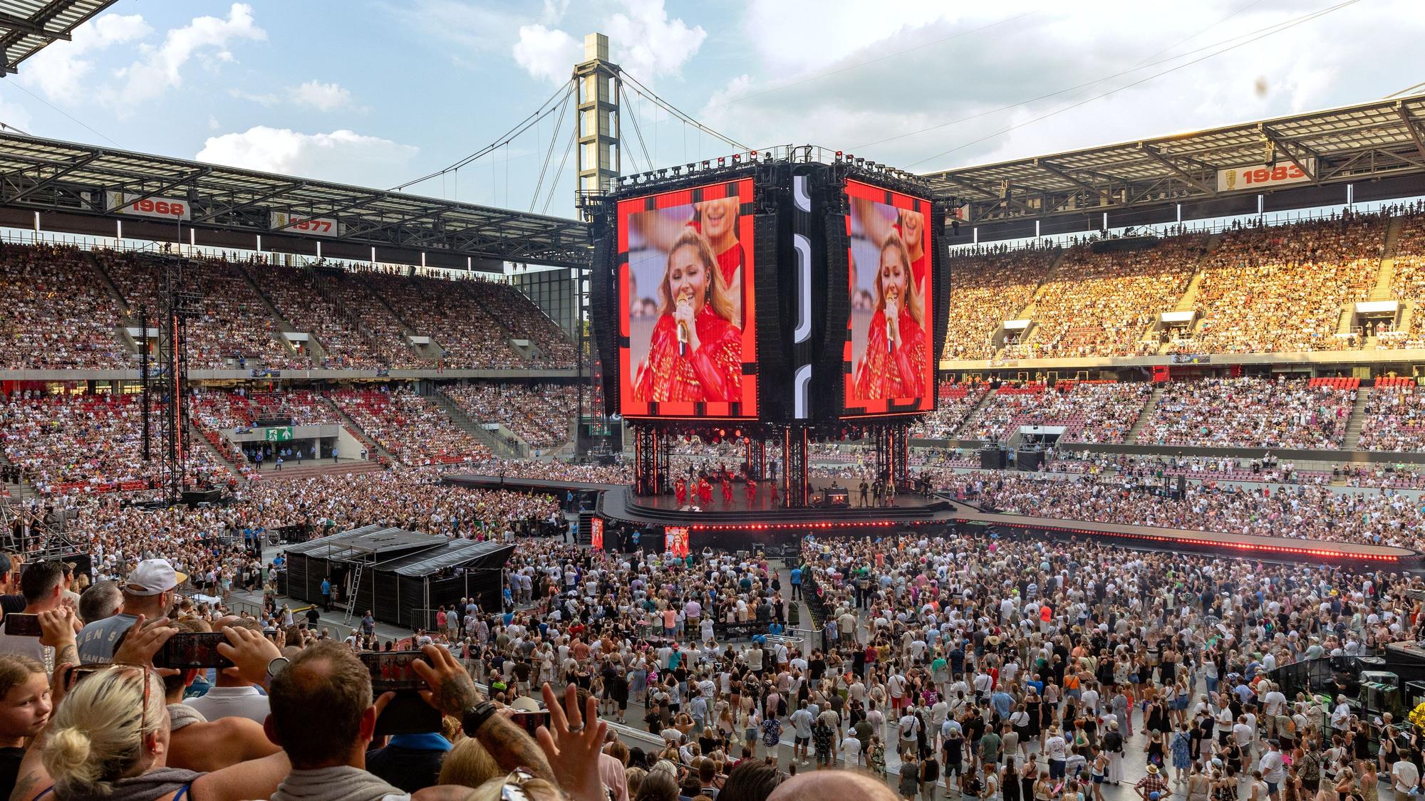 Die Sängerin Helene Fischer war auf Leinwänden beim Mega-Konzert im Rhein-Energie-Stadion zu sehen.