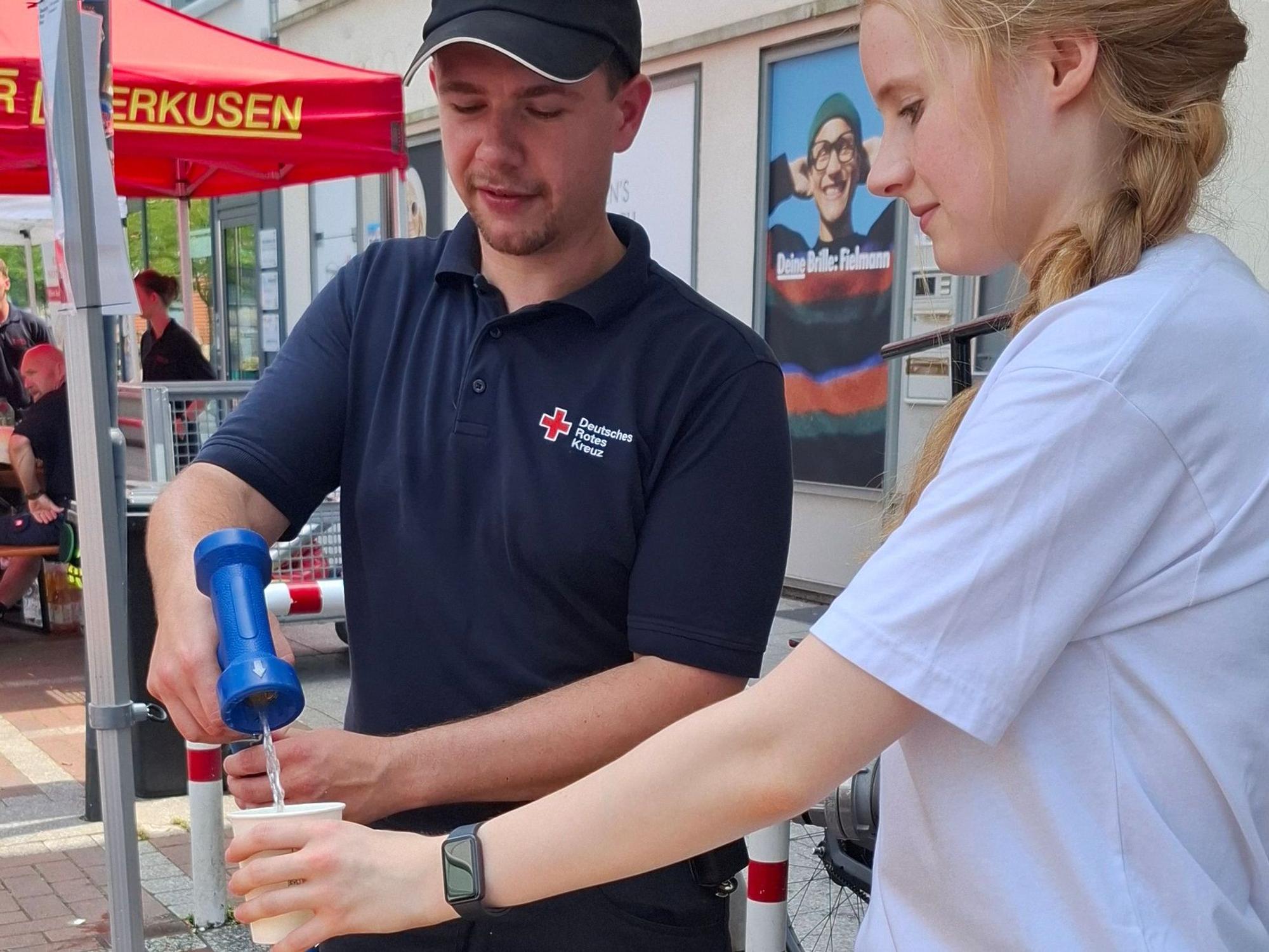 Wasserausgabe des Roten Kreuzes in der Fußgängerzone