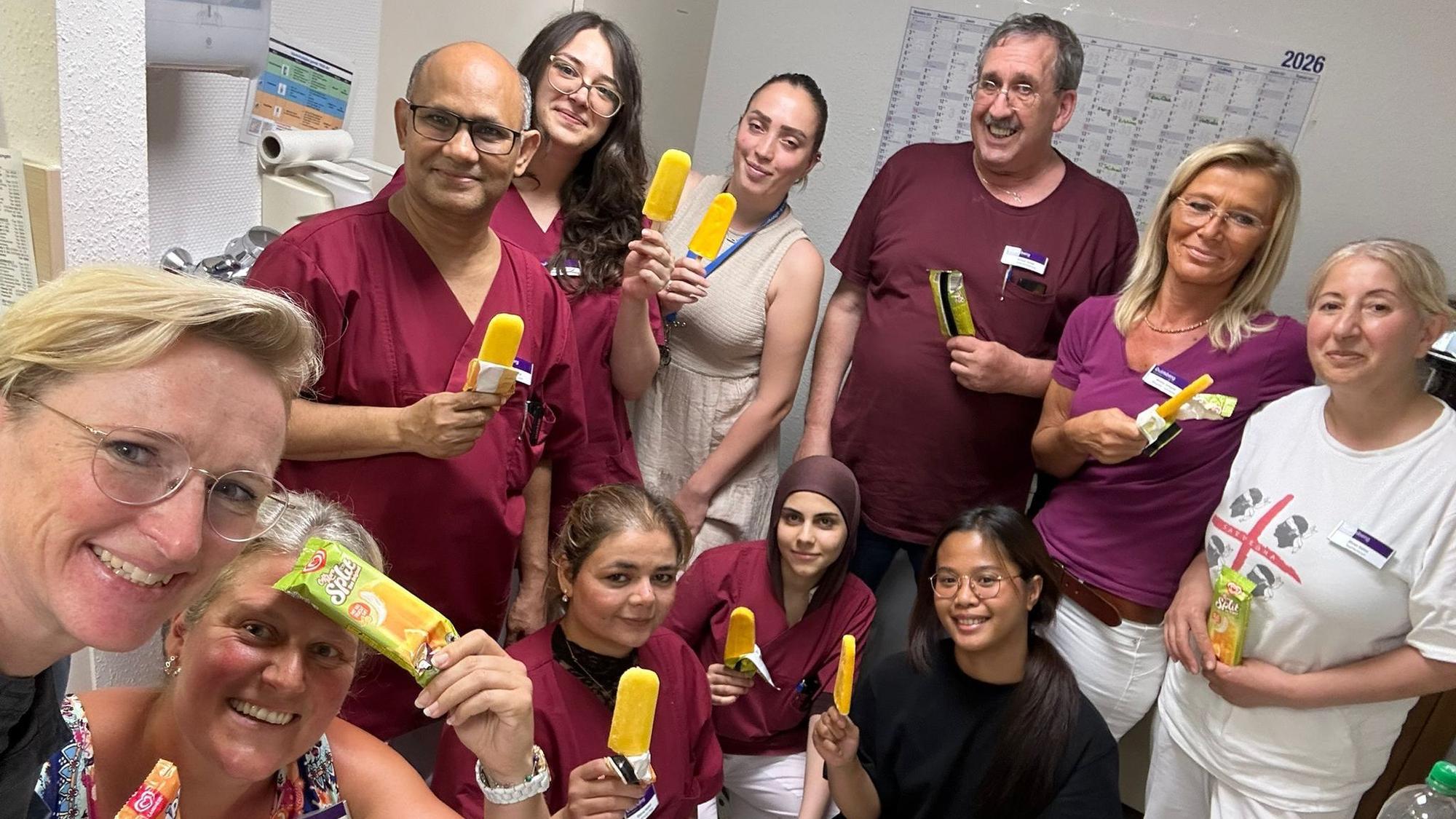 Pflegerinnen und Pfleger von Quirlsberg Pflege & Wohnen essen ein Eis.