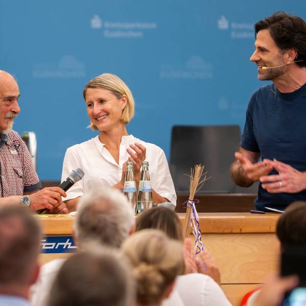 Das Bild zeigt die oben Genannten während der Talkrunde.