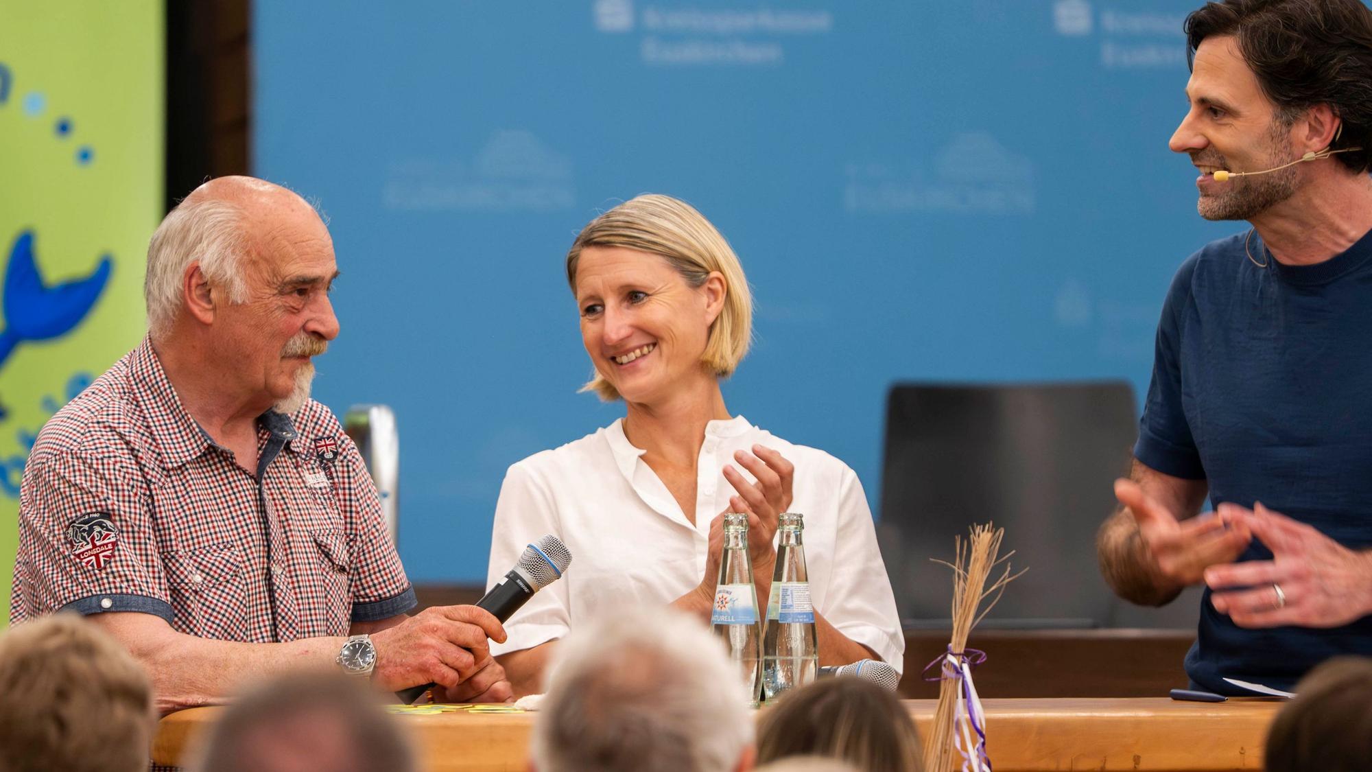 Das Bild zeigt die oben Genannten während der Talkrunde.