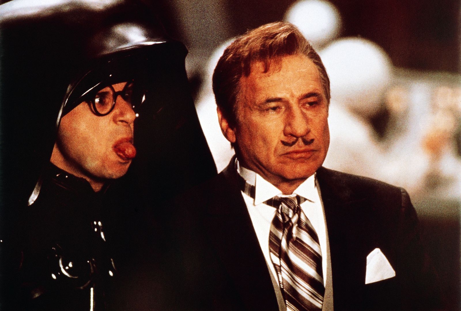 Kann Präsident Skroob (Mel Brooks, rechts), Herrscher des Planeten Spaceball, seinem Raumschiff-Kommandanten Lord Helmchen (Rick Moranis) vertrauen? Mit „Spaceballs“ gelang Brooks eine aberwitzige „Star Wars“-Parodie.   (Bild: kabel eins / Metro-Goldwyn-Mayer)