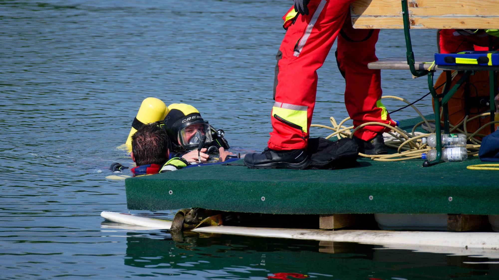 Taucher suchen im Badesee Echtz bei Düren nach einer vermissten Person.