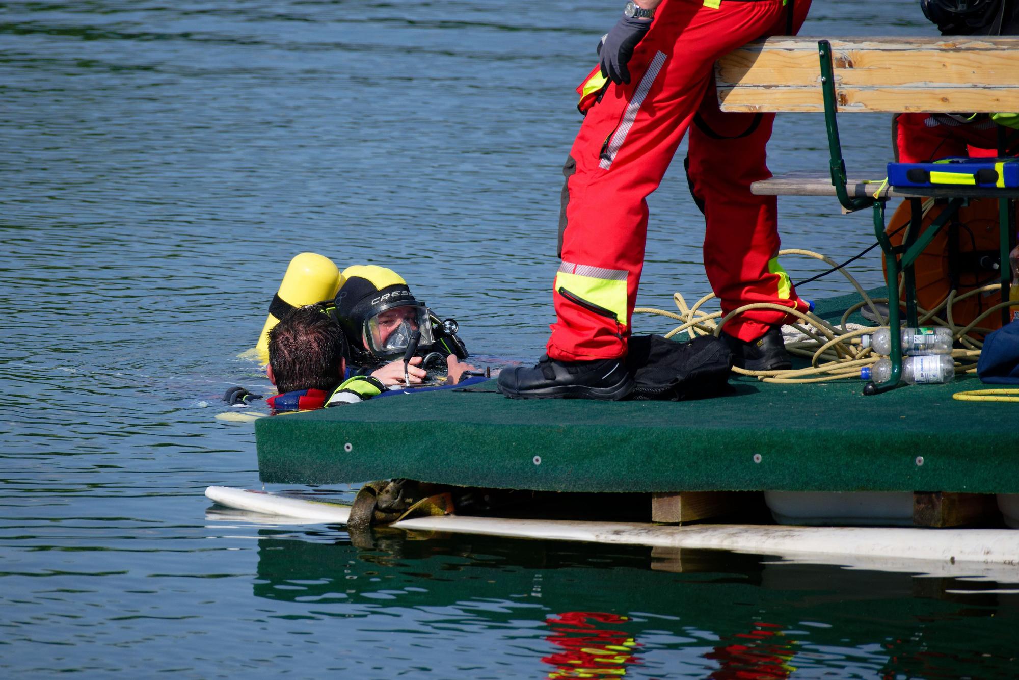 Taucher suchen im Badesee Echtz bei Düren nach einer vermissten Person.