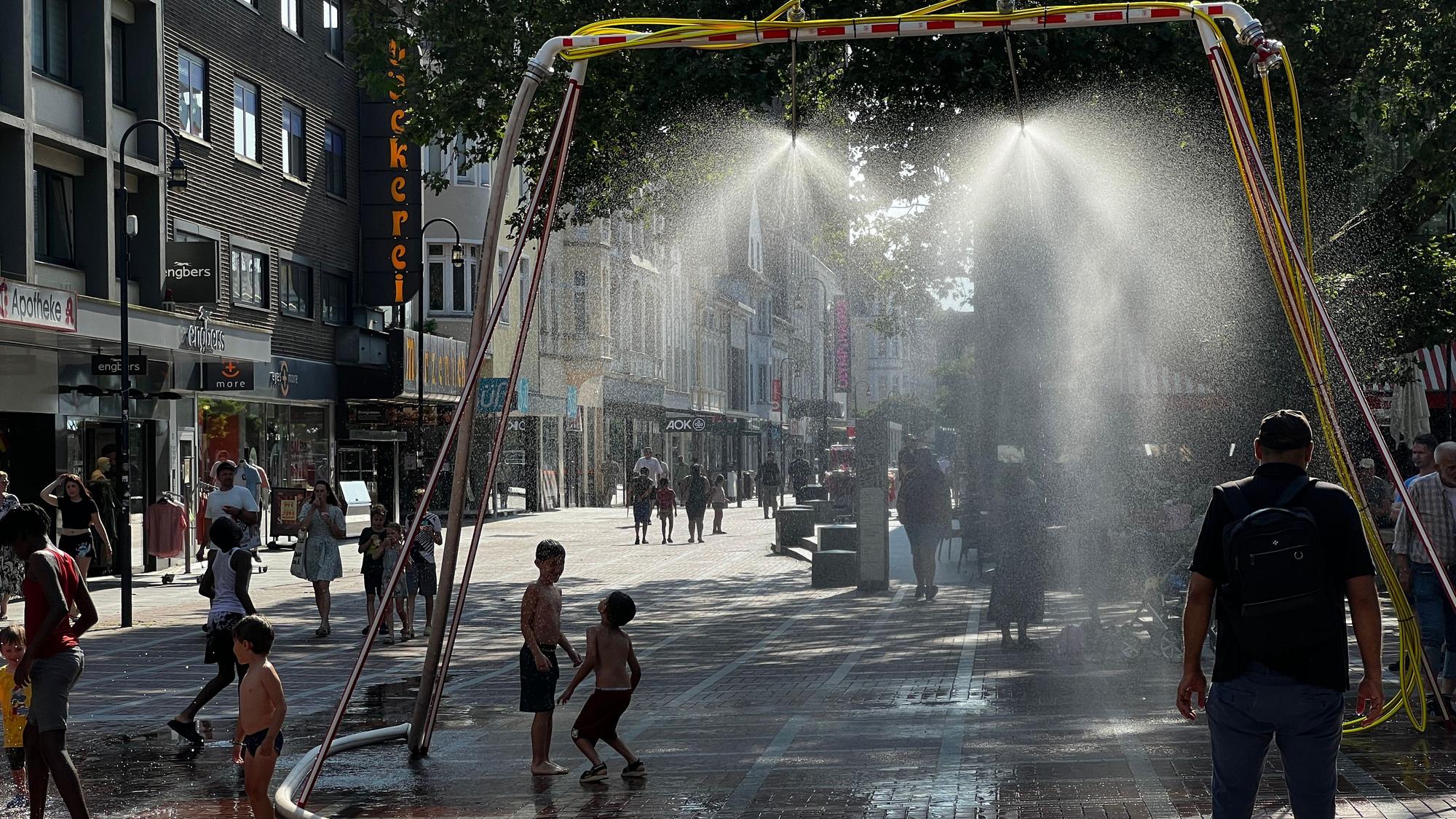 Die Feuerwehr stellte zur Abkühlung eine Dusche in der City auf.