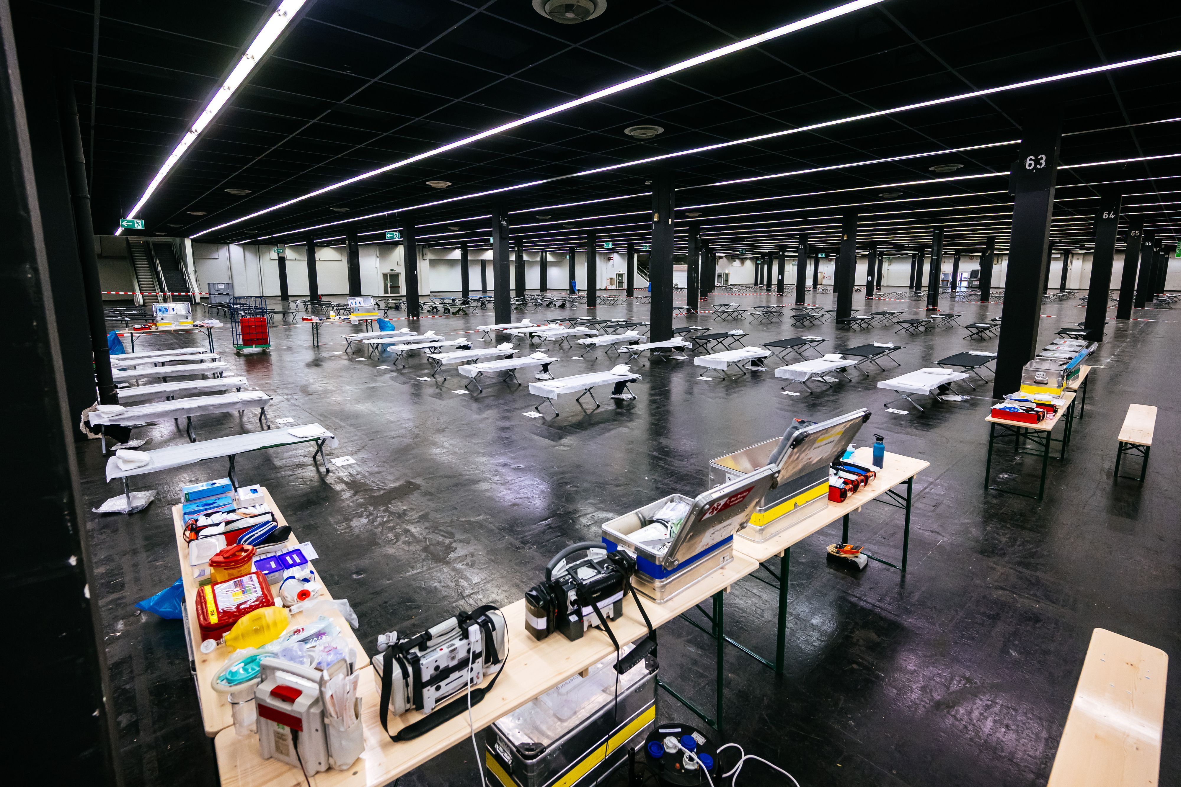 Blick in das Notfallversorgungszentrum in einer Messehalle.