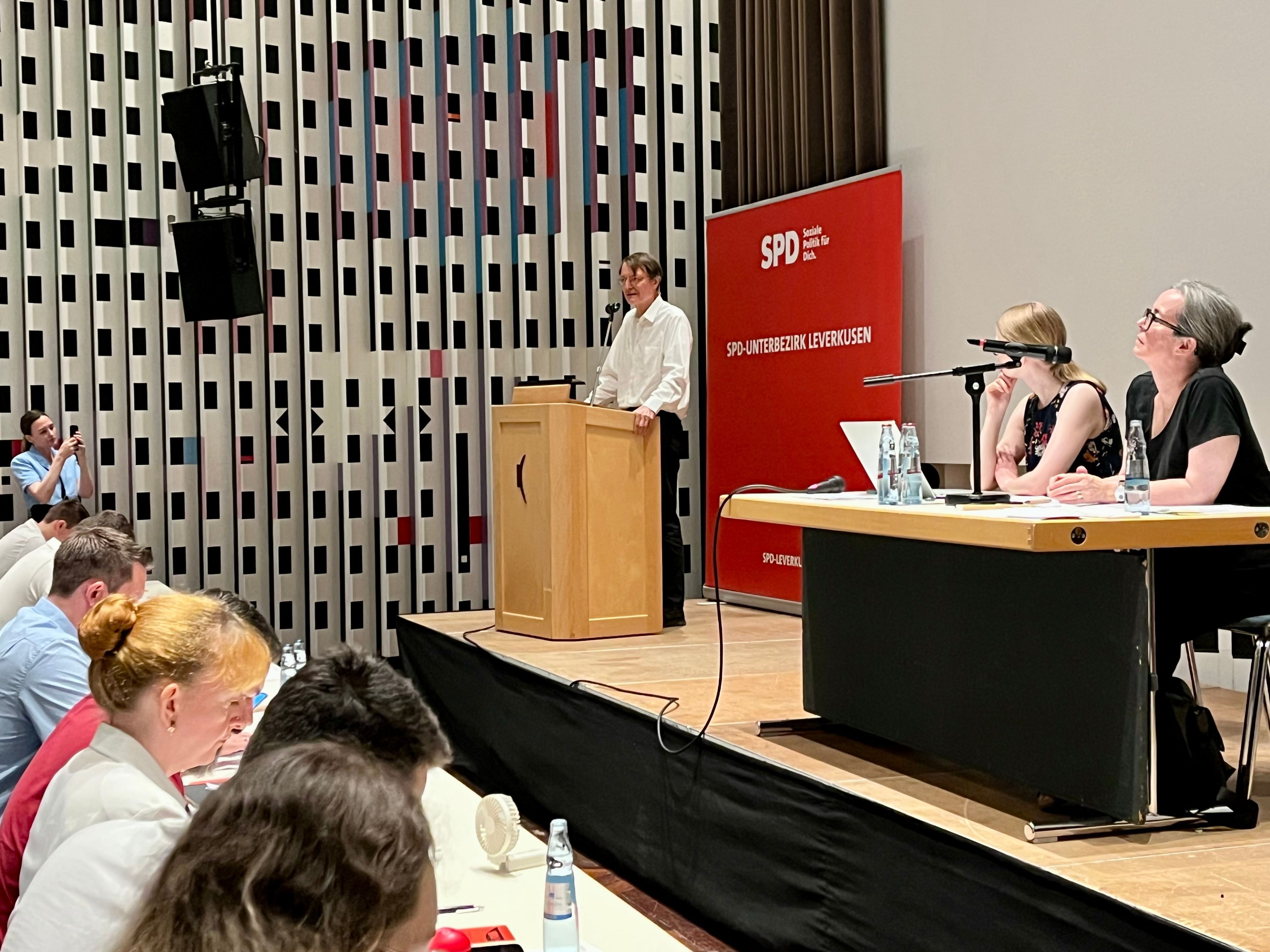Karl Lauterbach am Pult im Agamsaal