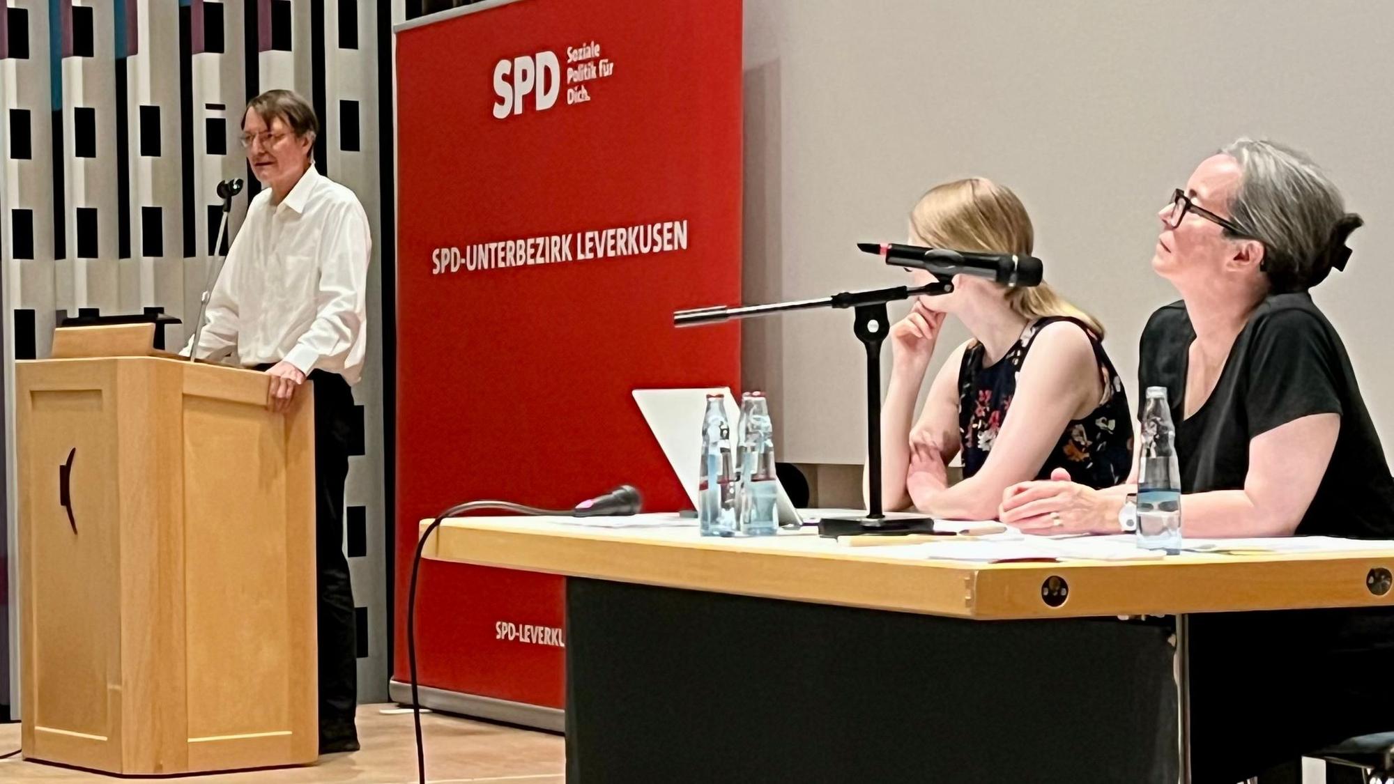 Karl Lauterbach am Pult im Agamsaal