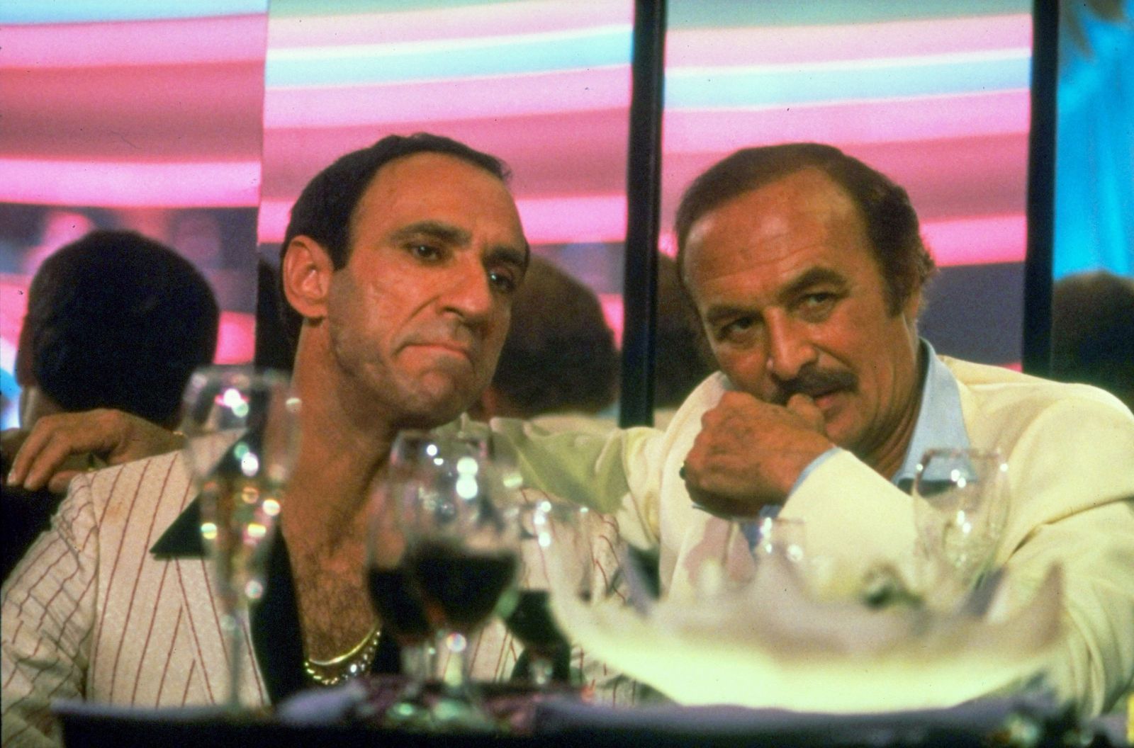 Der Drogenbaron Frank Lopez (Robert Loggia, rechts) unterhält sich mit Omar Suarez (F. Murray Abraham) über Tony Montana. (Bild: Universal Pictures)