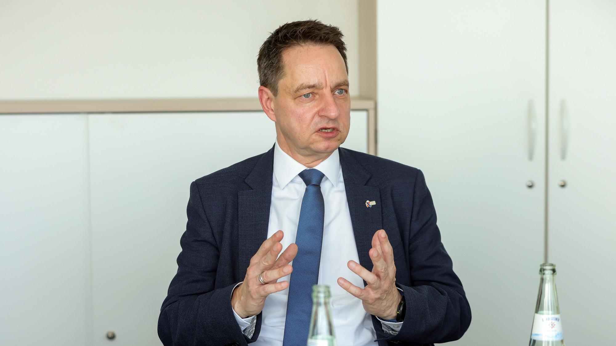 Jürgen Kayser, Chef des NRW-Verfassungsschutzes, beim Interview.