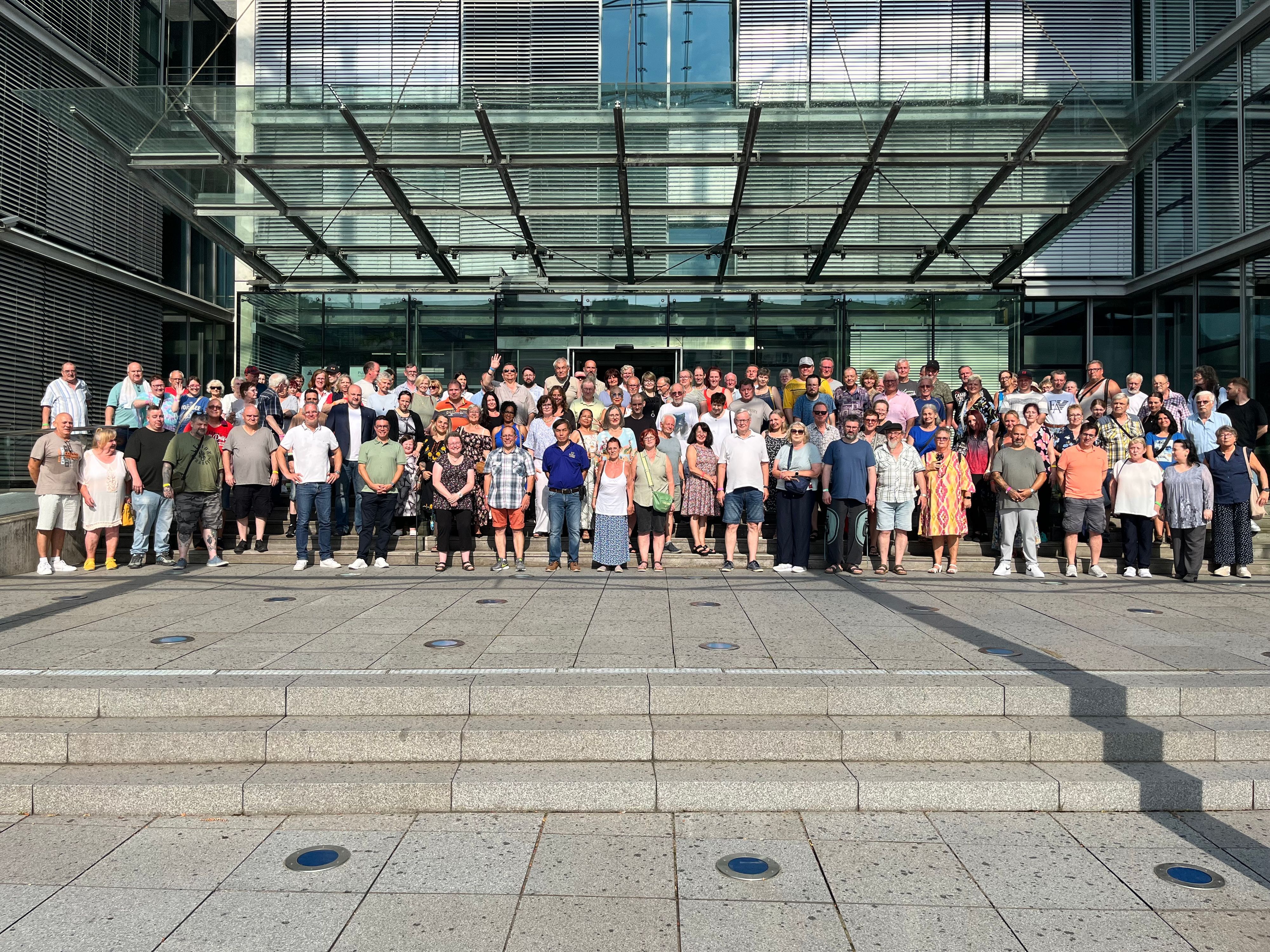 Die Zustellerinnen und Zusteller vor dem Neven Dumont Haus in Köln-Niehl