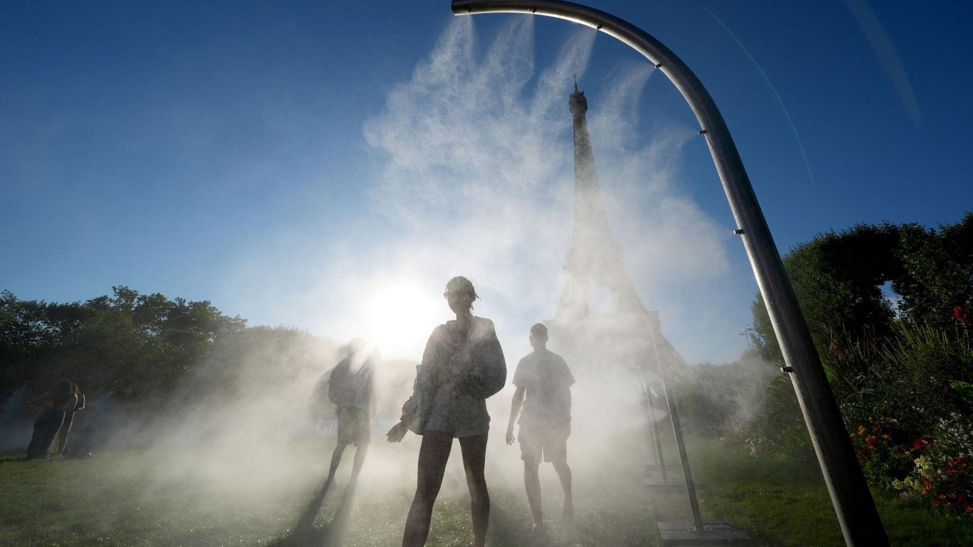 Mit Sprühnebelduschen will Paris seinen Bewohnerinnen und Bewohnern Abkühlung verschaffen. (Archivbild)