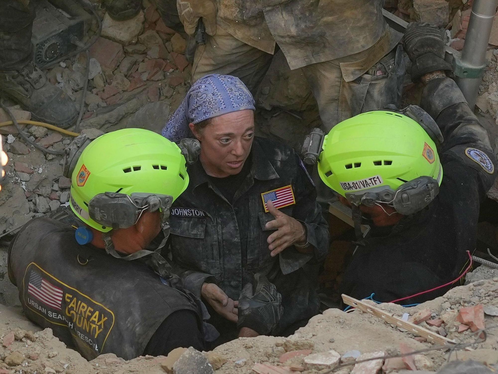 US-amerikanische Rettungskräfte suchen in La Guaira nach Überlebenden des Erdbebens.