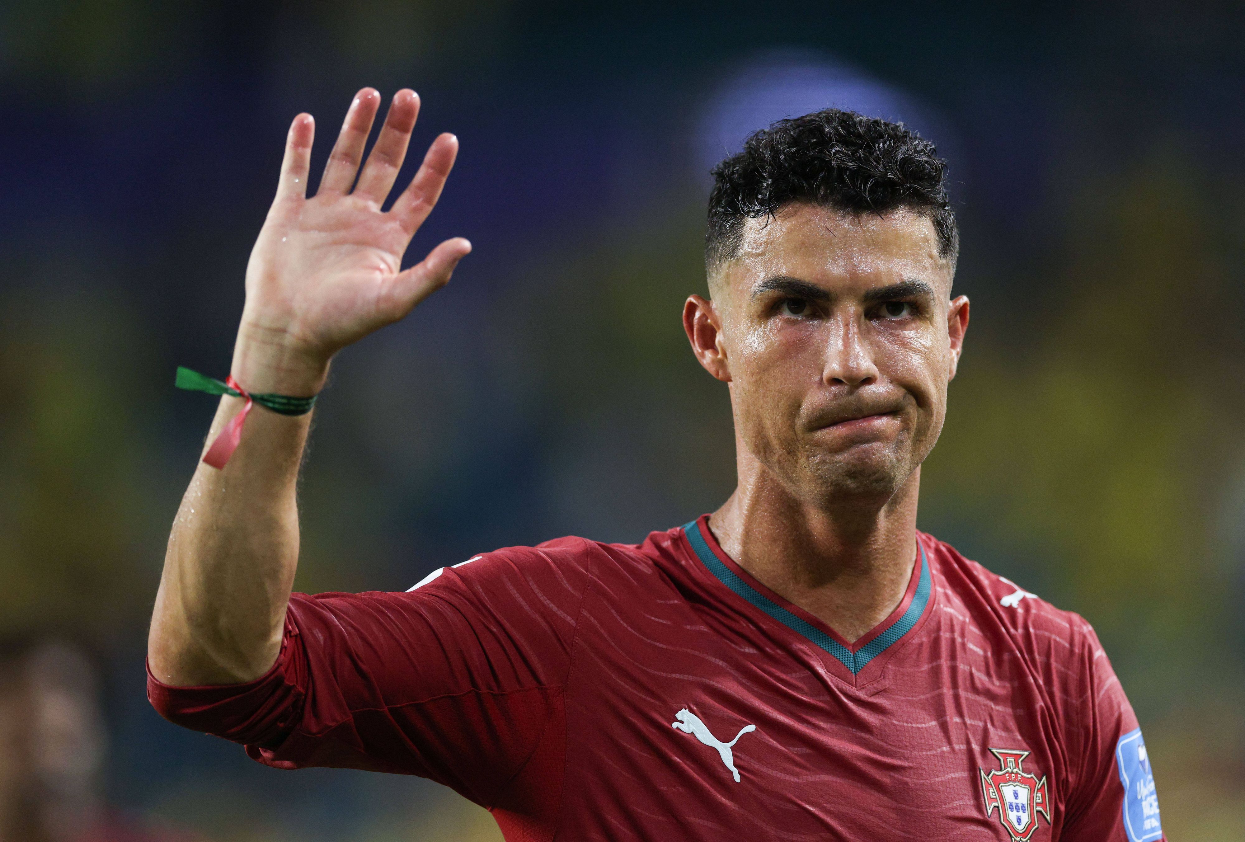Cristiano Ronaldo winkt den Fans