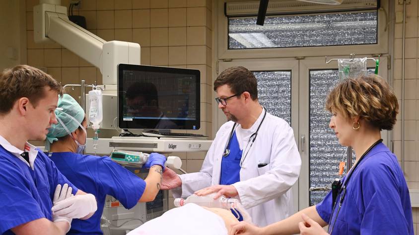 Auch im Krankenhaus Merheim mussten viele Patienten im Schockraum behandelt werden. Das Bild zeigt eine Übung (Archivbild).